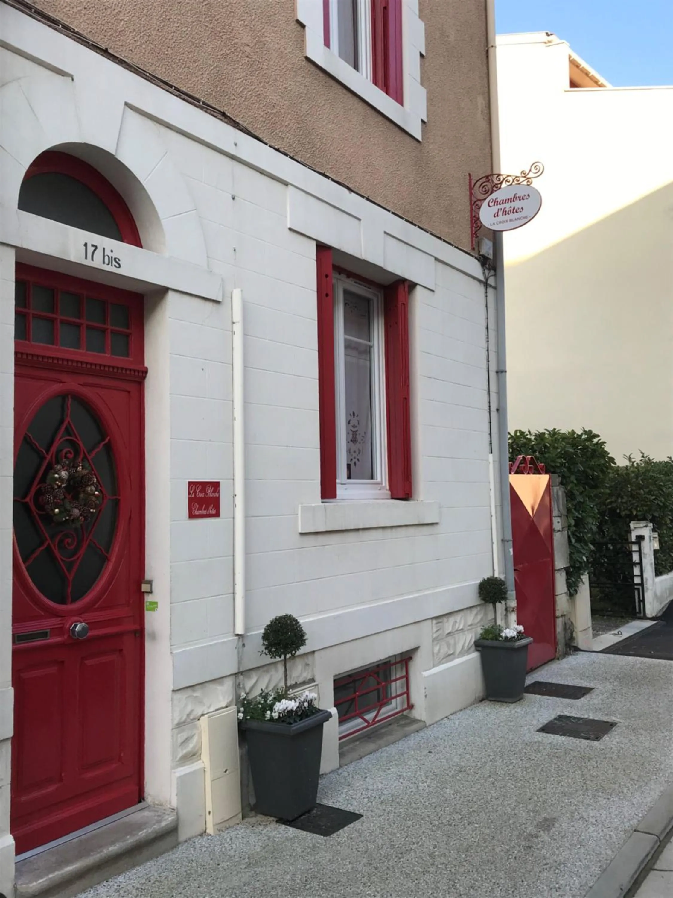 Facade/entrance in La Croix Blanche