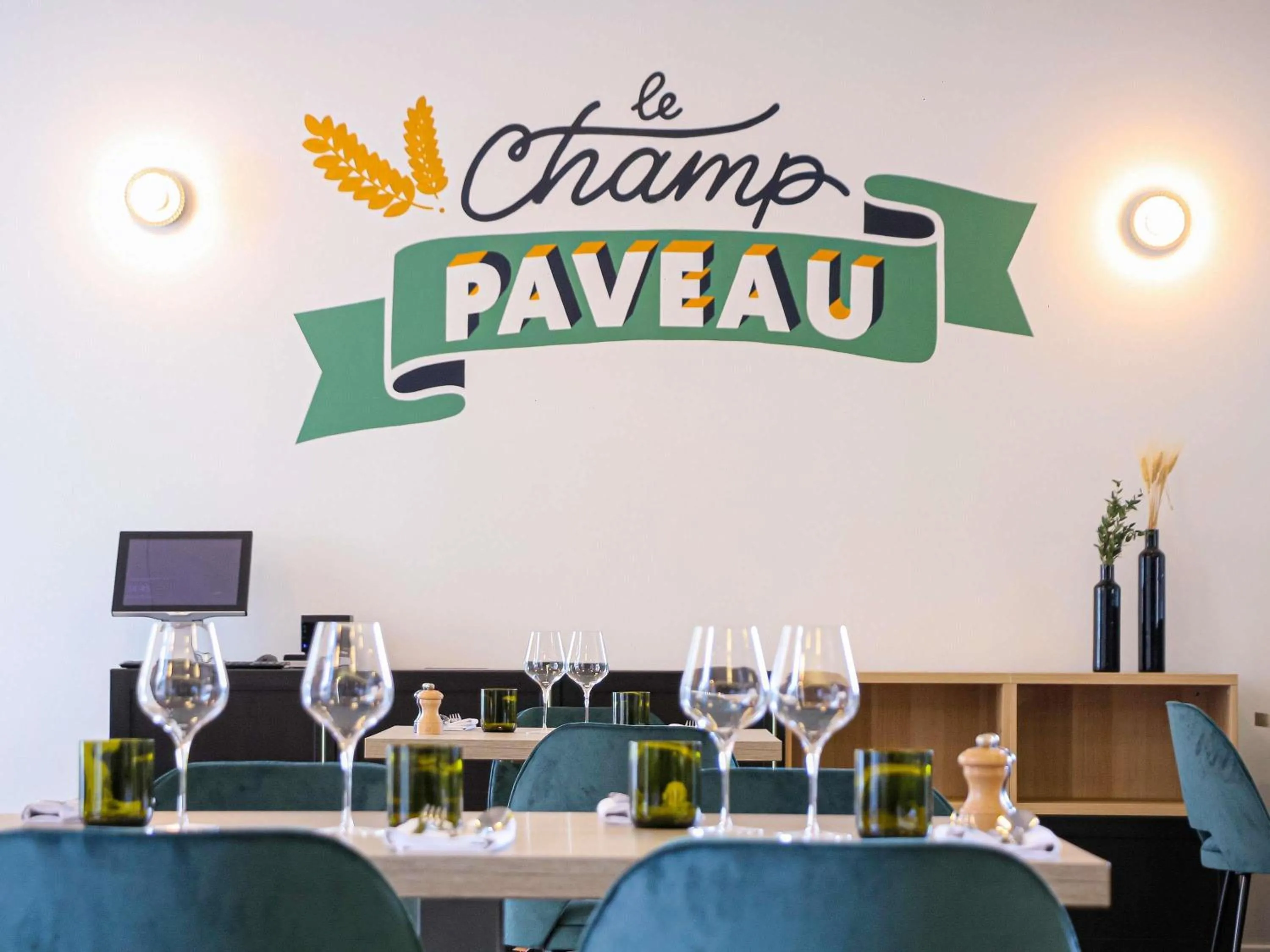 Restaurant/places to eat in Novotel Reims Tinqueux