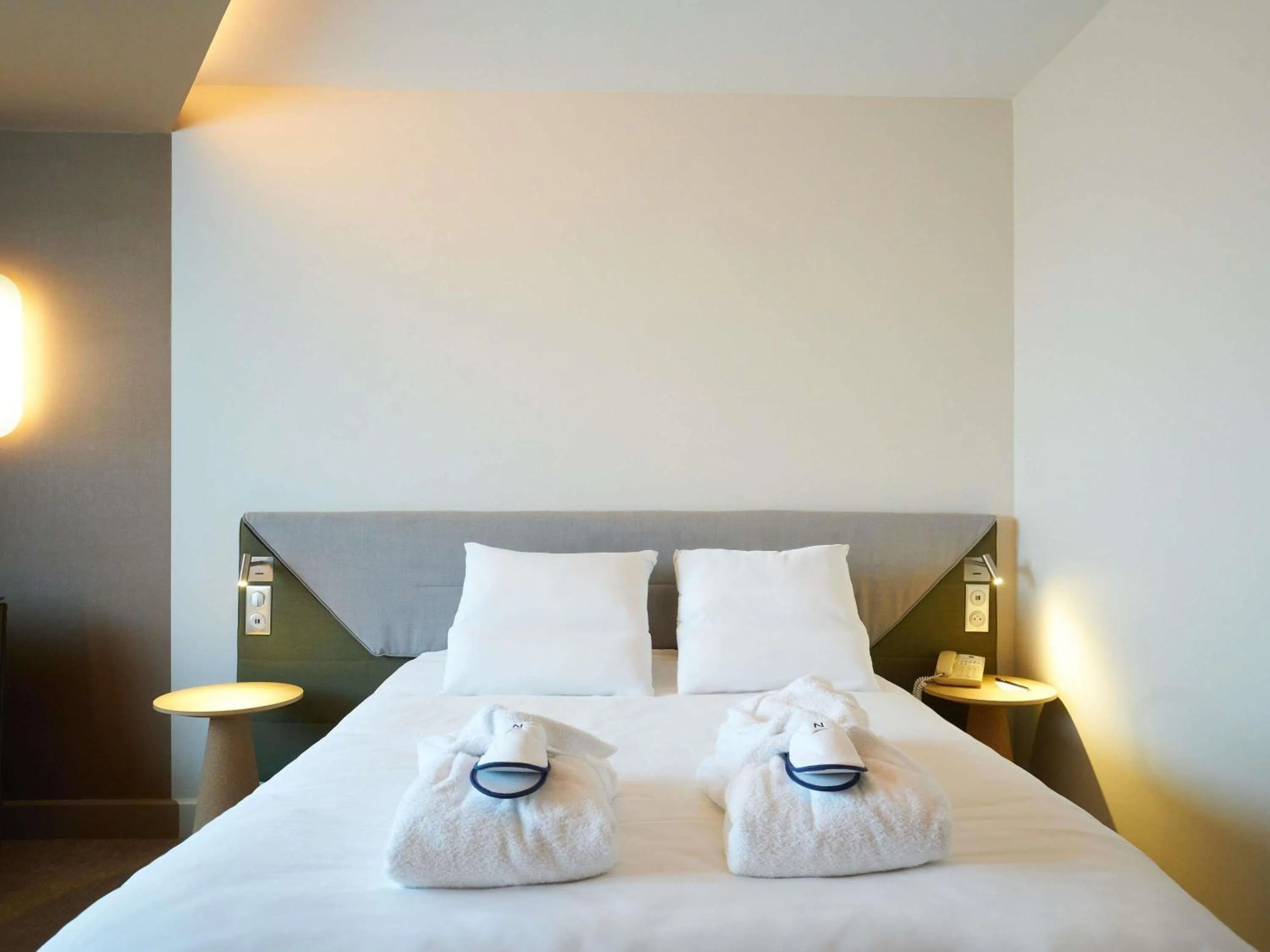 Bedroom, Bed in Novotel Reims Tinqueux