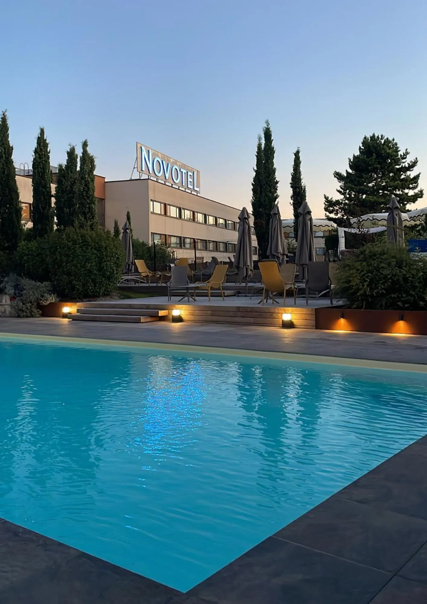 Swimming pool in Novotel Reims Tinqueux