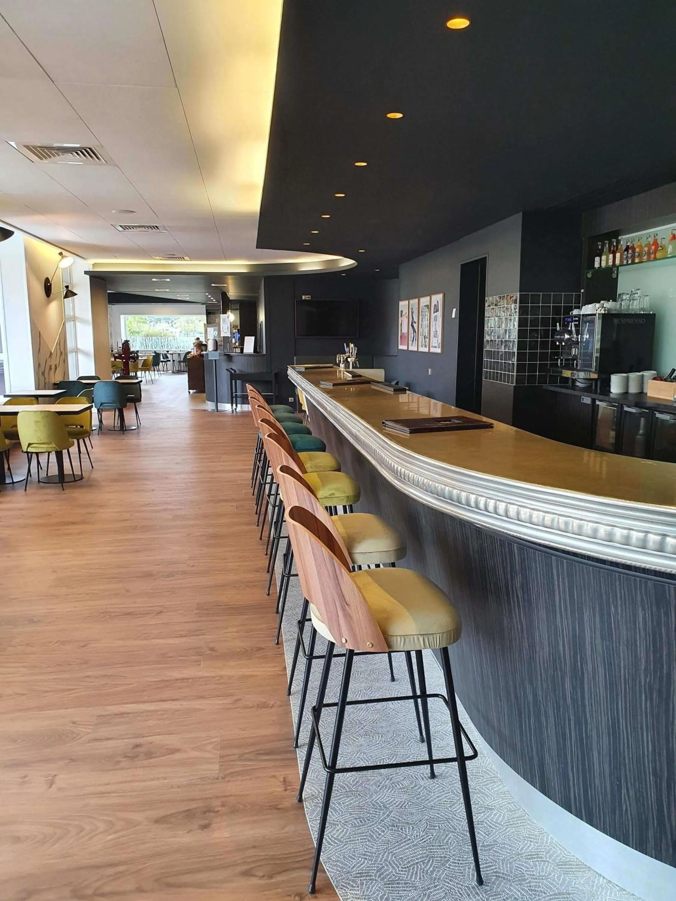 Lounge or bar in Novotel Reims Tinqueux