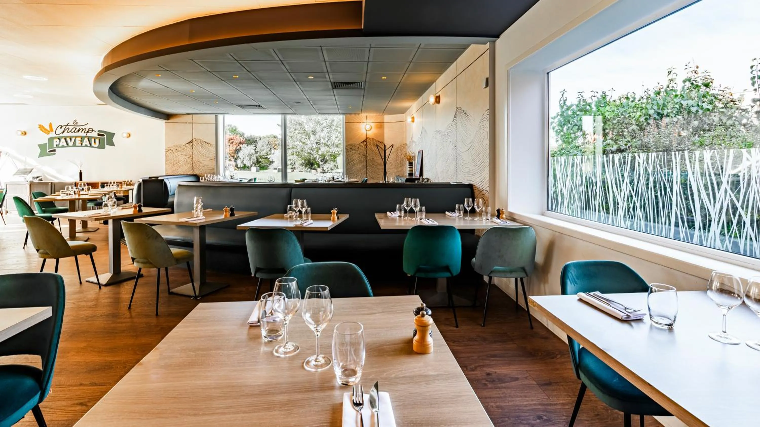 Restaurant/places to eat in Novotel Reims Tinqueux