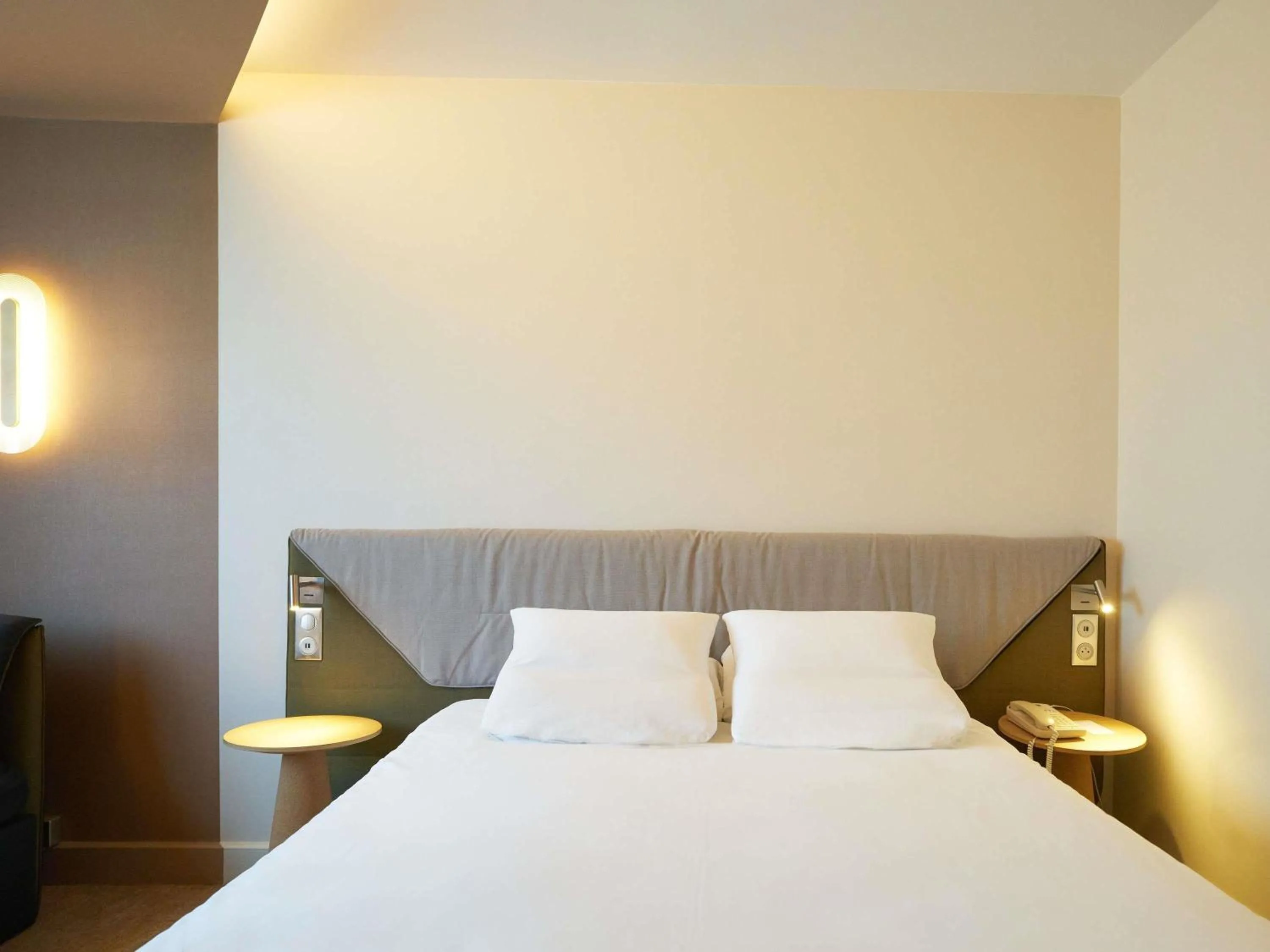 Bedroom, Bed in Novotel Reims Tinqueux