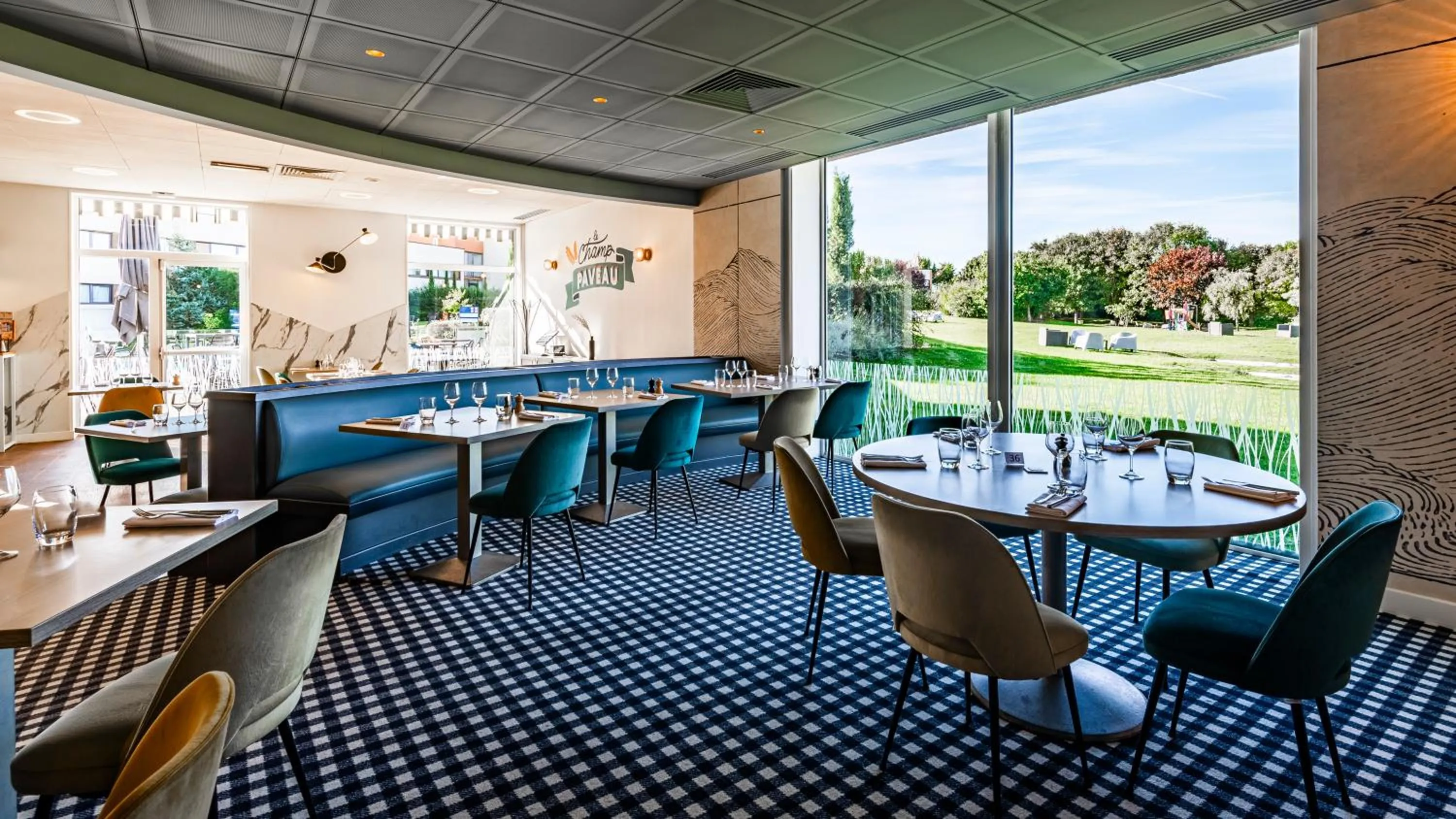 Restaurant/places to eat in Novotel Reims Tinqueux