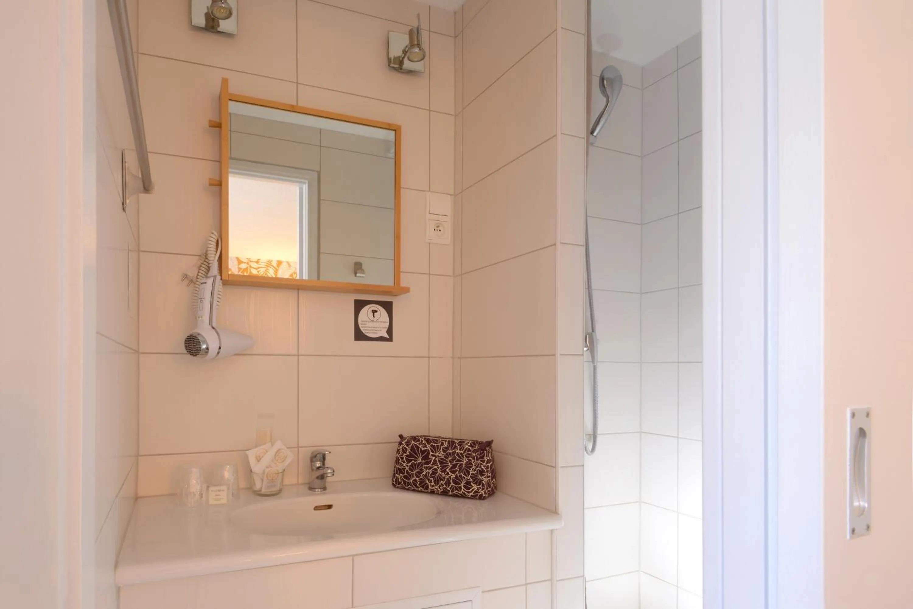 Shower in Hotel Arc-En-Ciel Colmar Contact Hotel