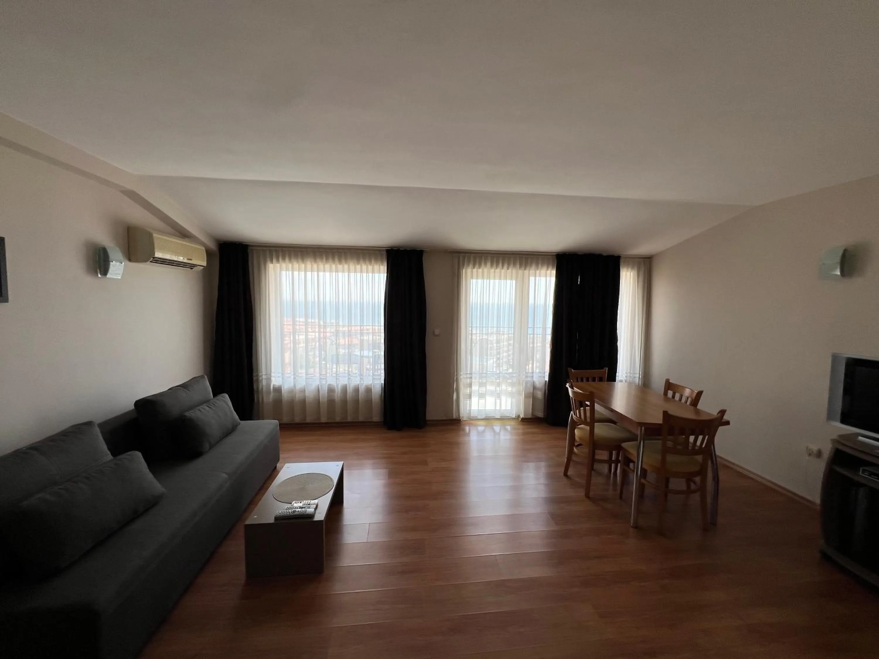 Communal lounge/ TV room in Family Hotel Milev