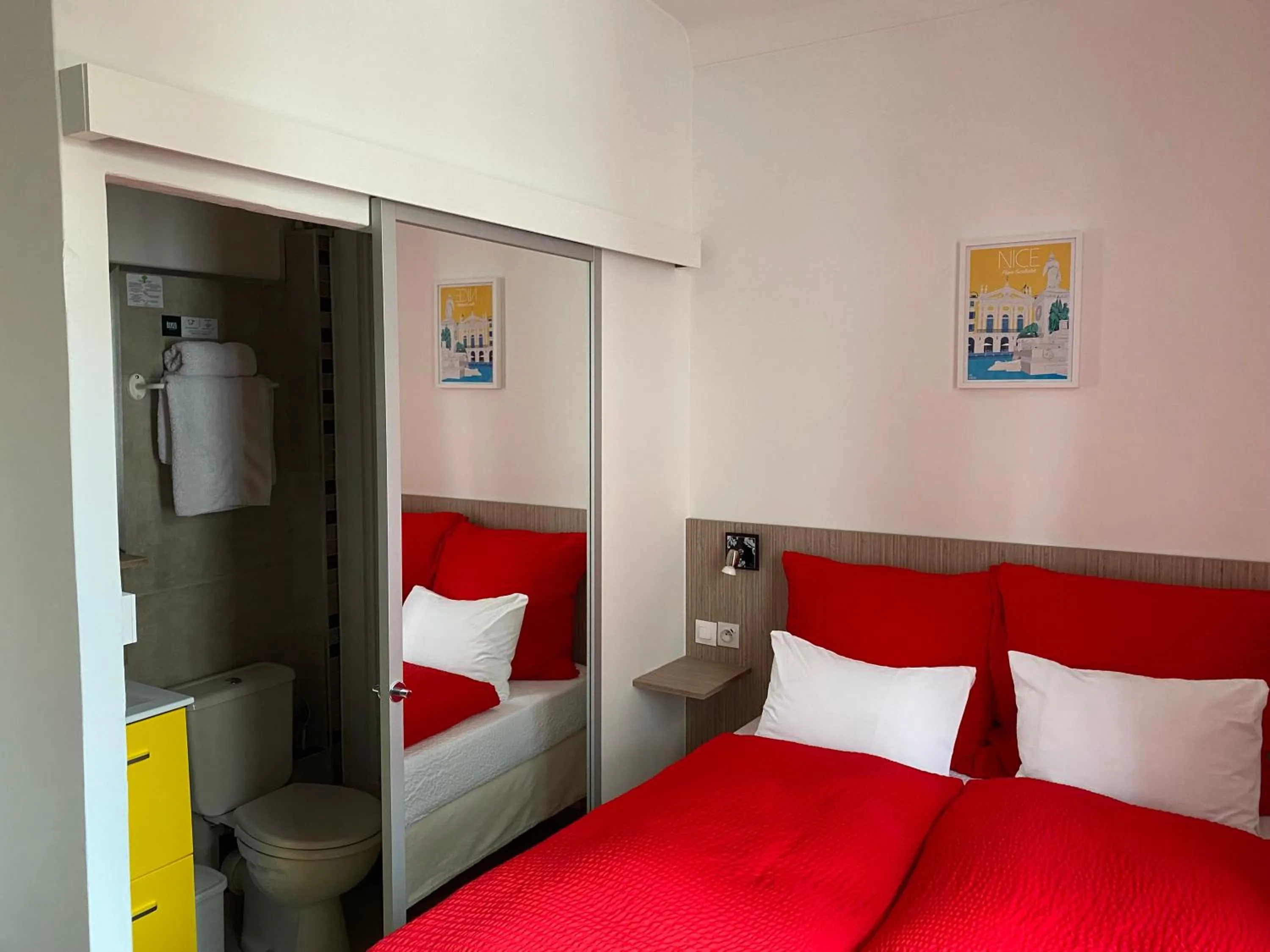 Property building, Bed in Logis Hôtel Villa Victorine