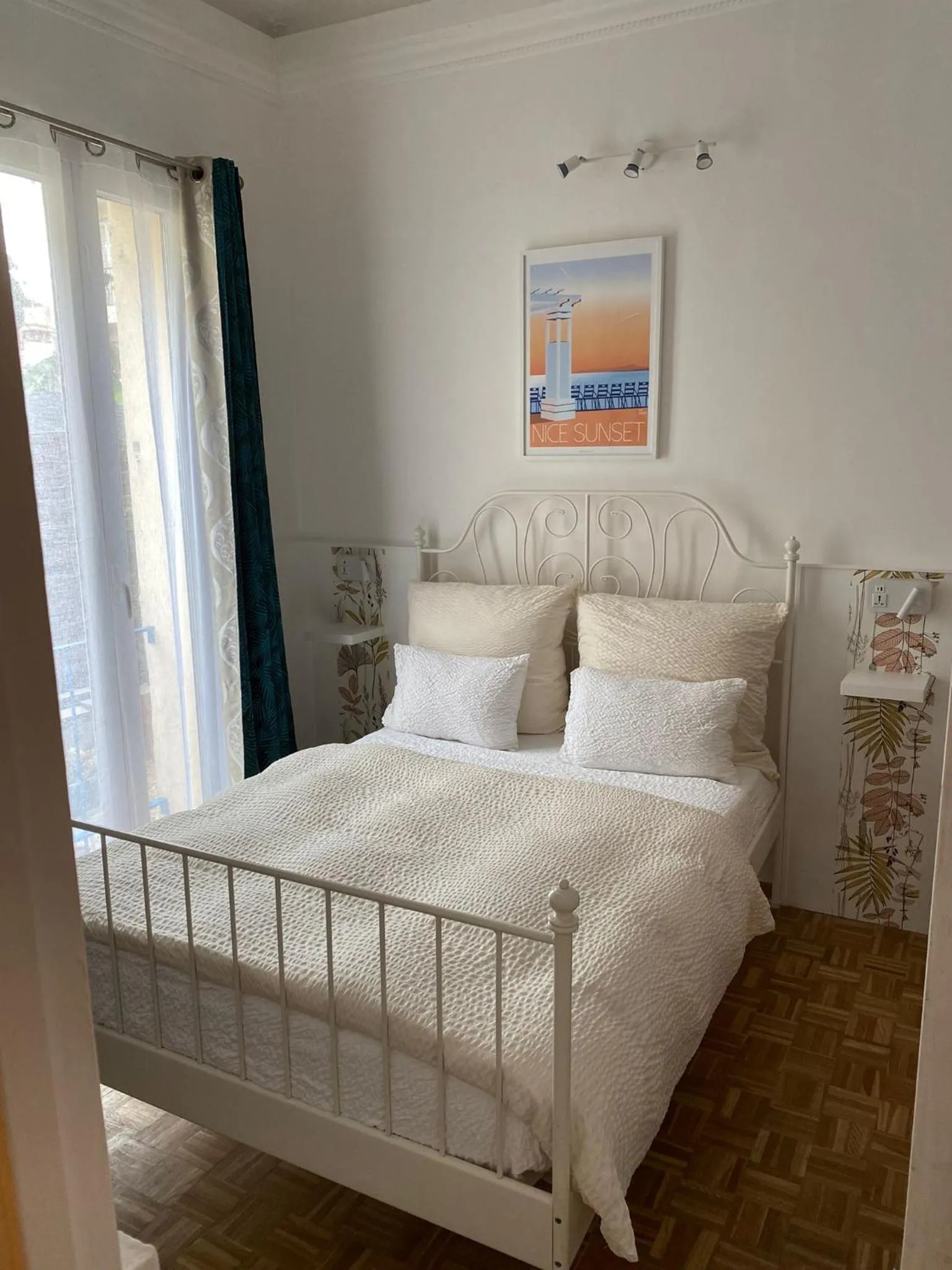 Bed in Logis Hôtel Villa Victorine