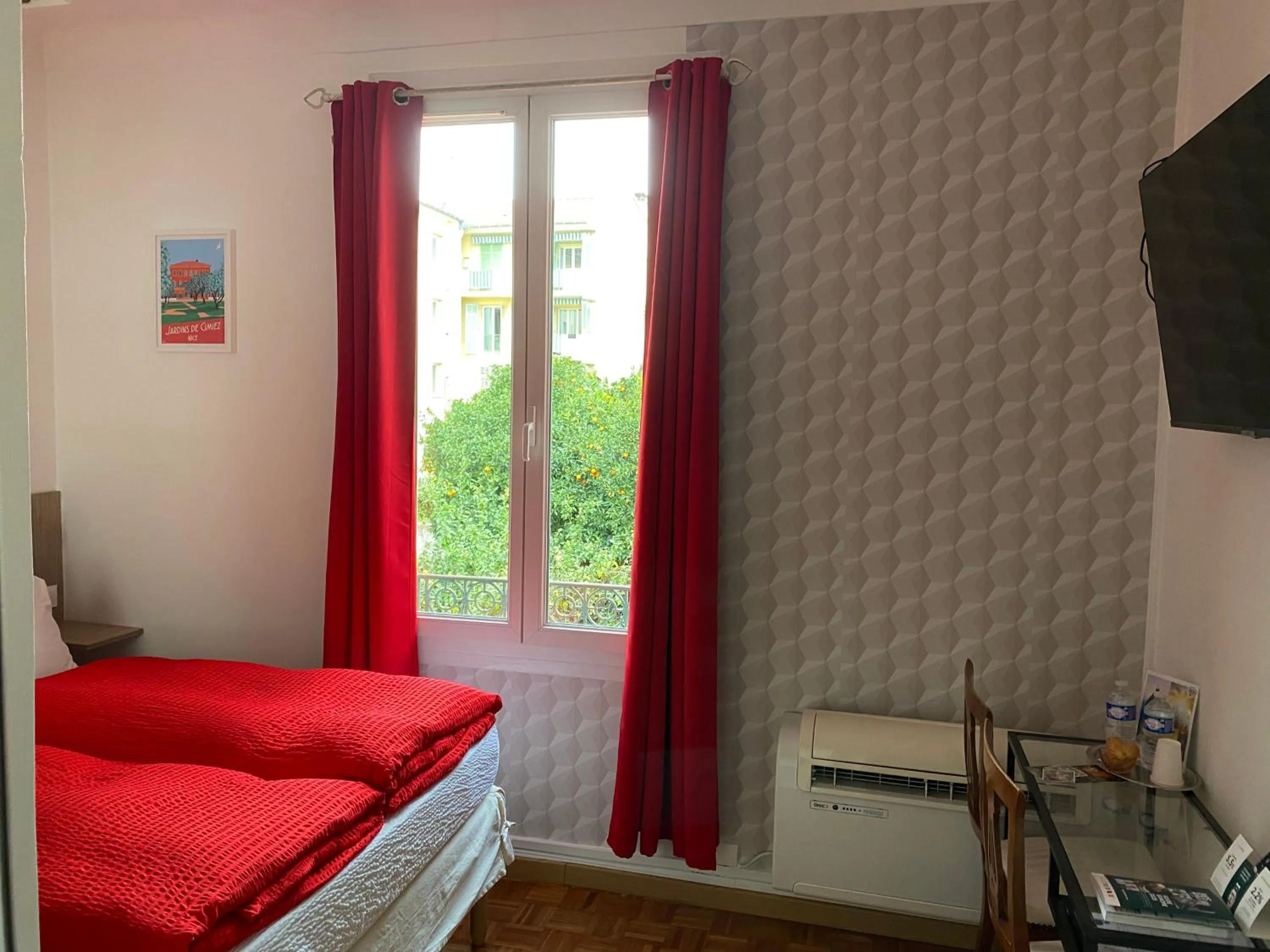Property building, Bed in Logis Hôtel Villa Victorine