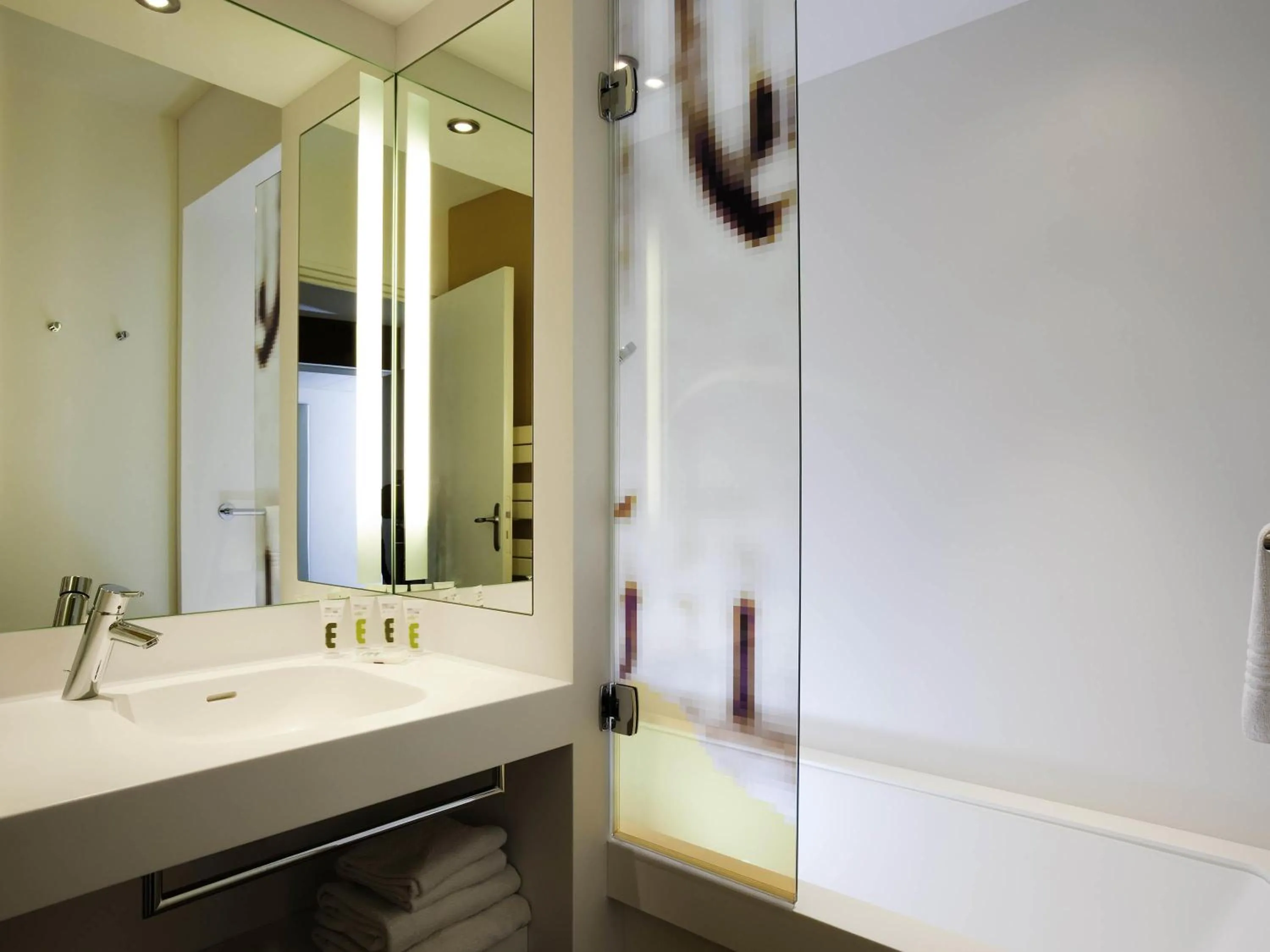 Bedroom in Mercure Avignon Centre Palais des Papes