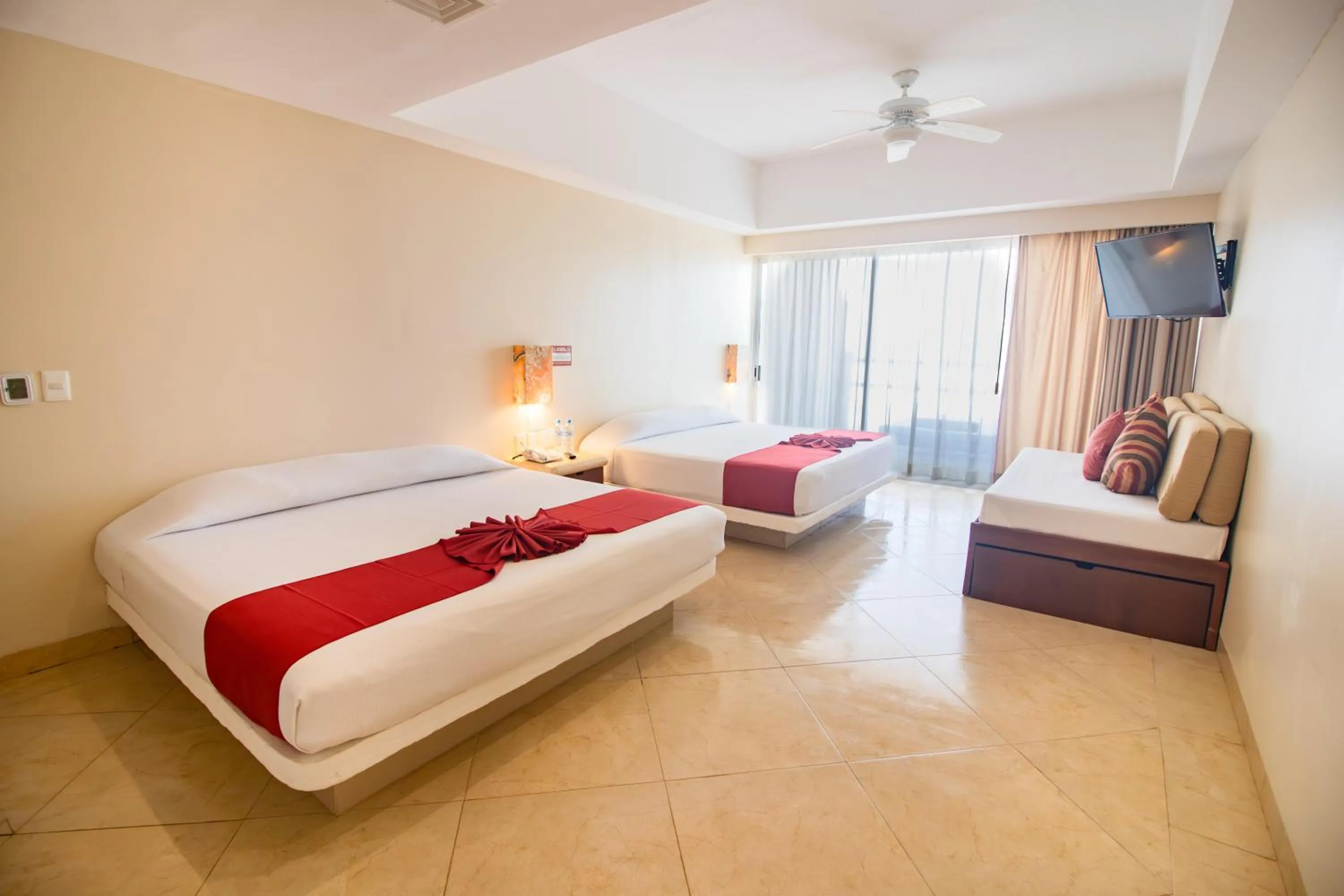 Pool view, Bed in Mishol Bodas Hotel & Beach Club Acapulco Diamante