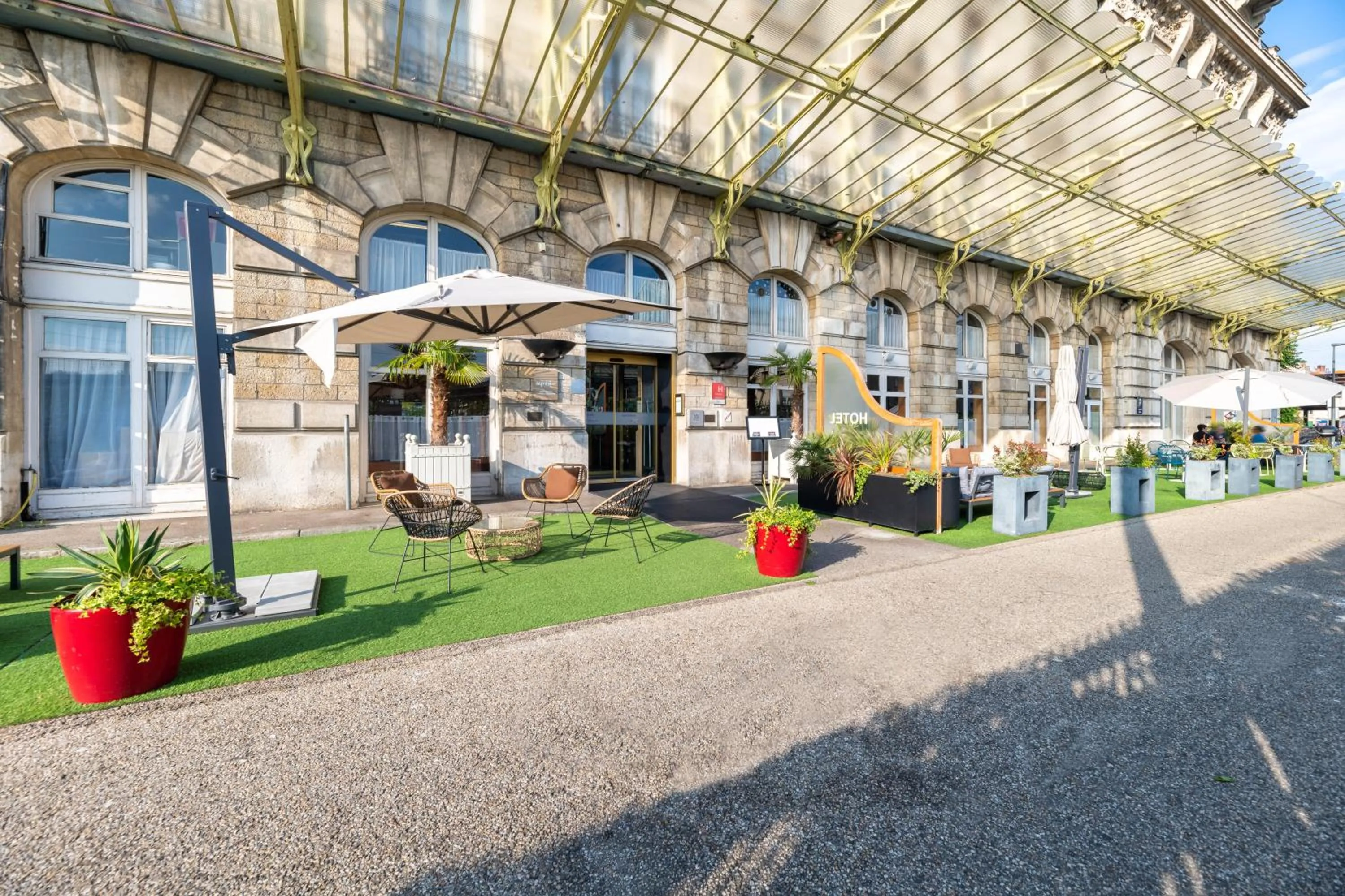 Patio in Mercure Lyon Centre Château Perrache