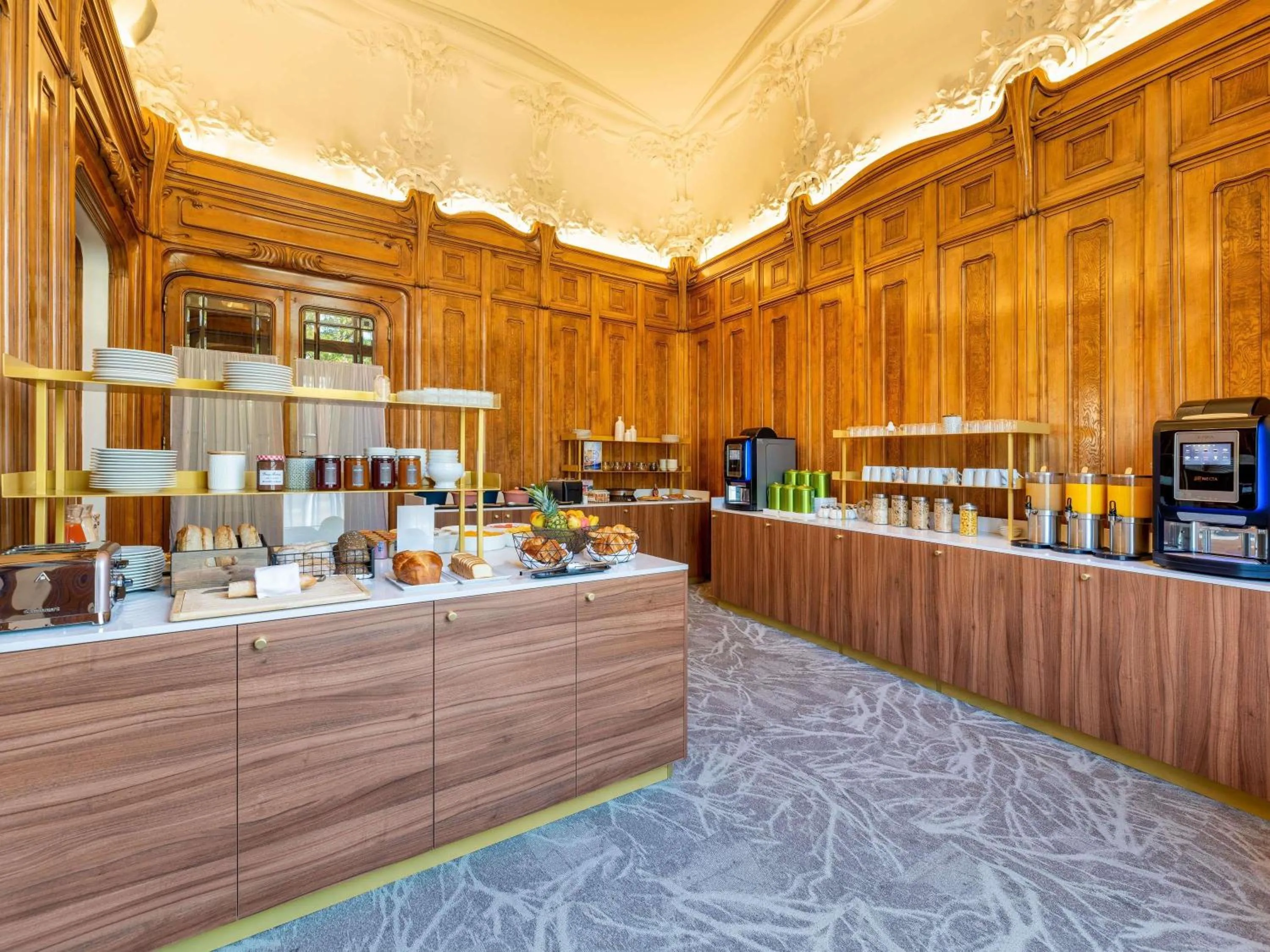 Property building in Mercure Lyon Centre Château Perrache