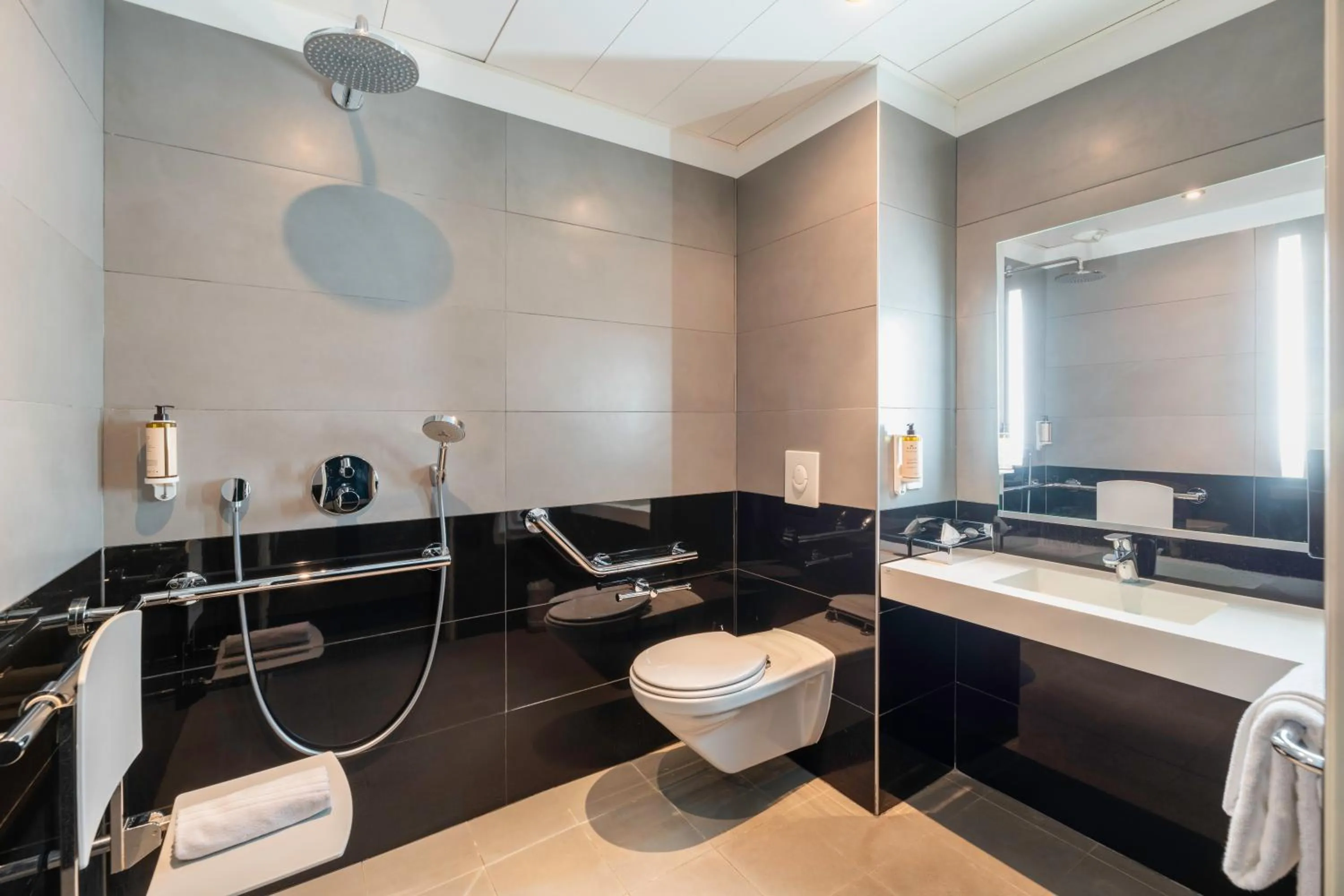 Bathroom in Mercure Lyon Centre Château Perrache