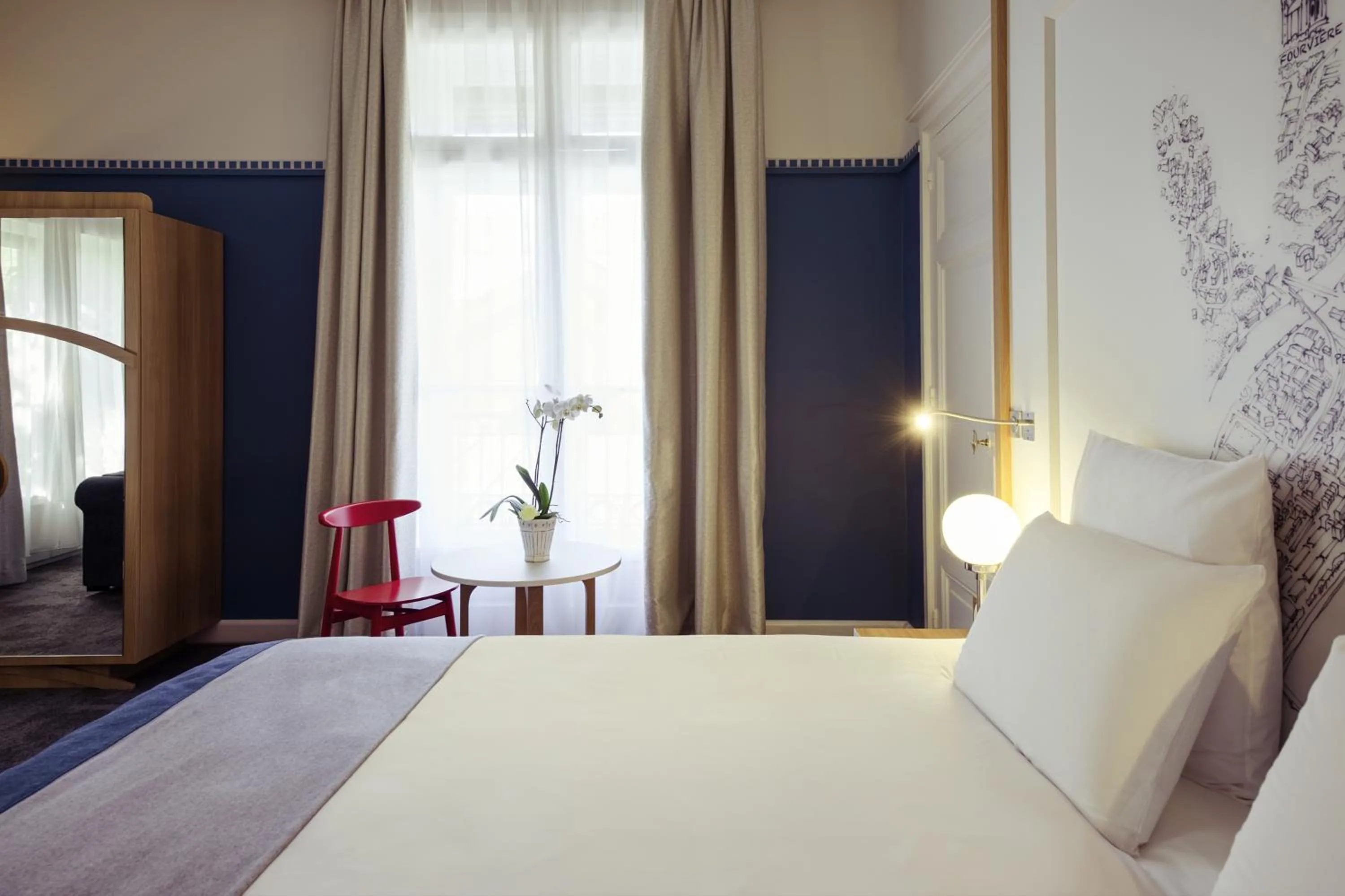 Staff, Bed in Mercure Lyon Centre Château Perrache