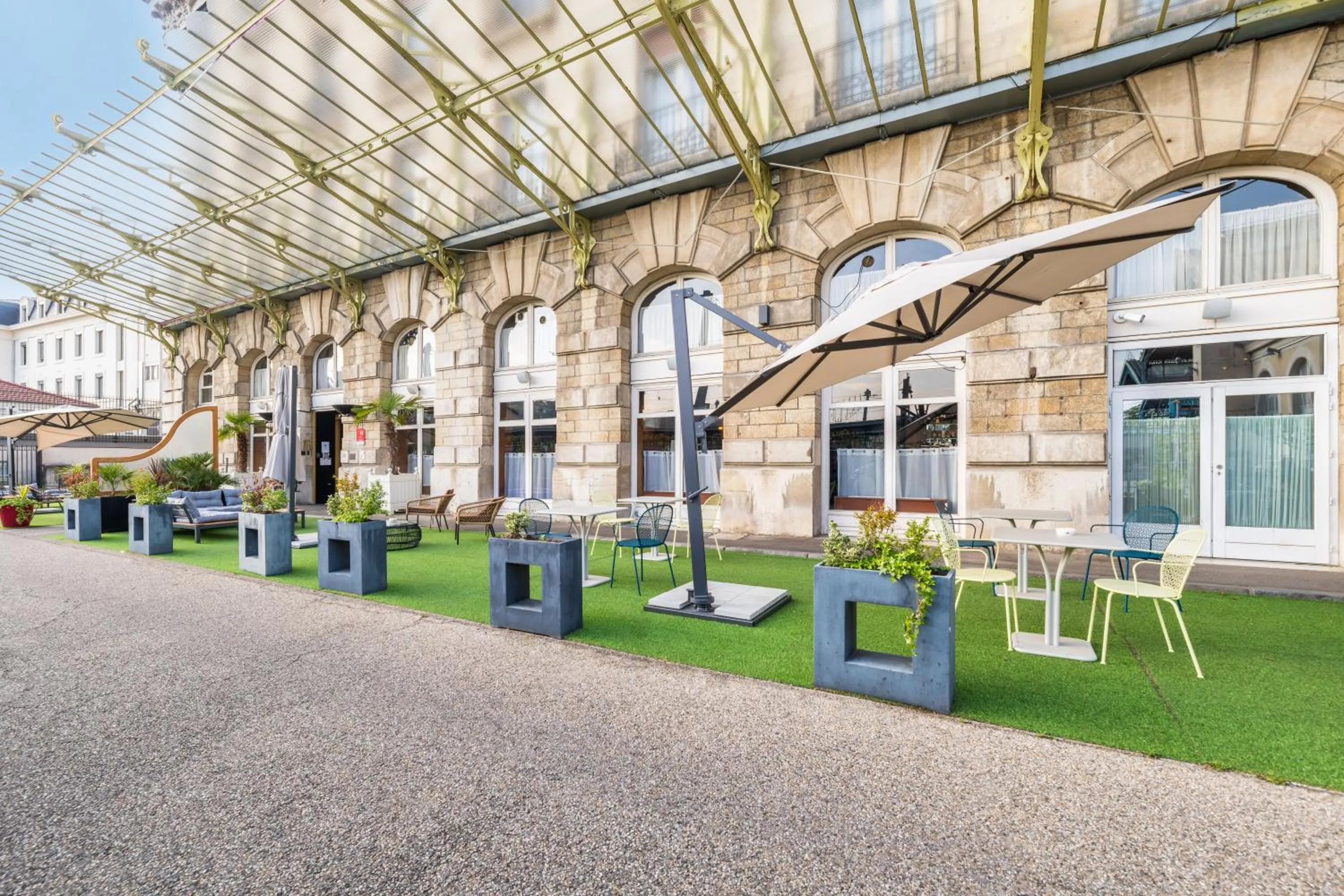 Patio in Mercure Lyon Centre Château Perrache