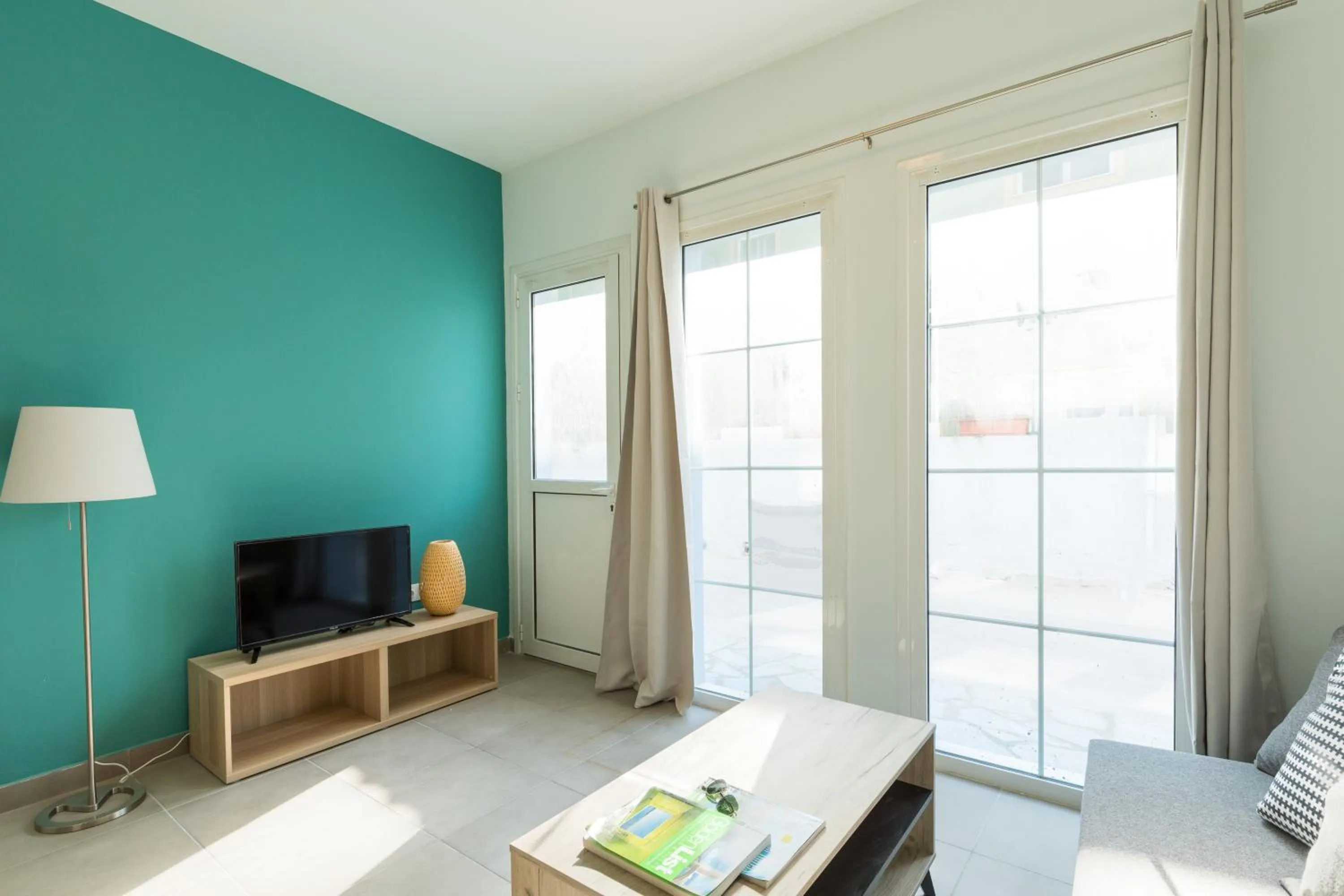 TV and multimedia in Local Hostel & Suites