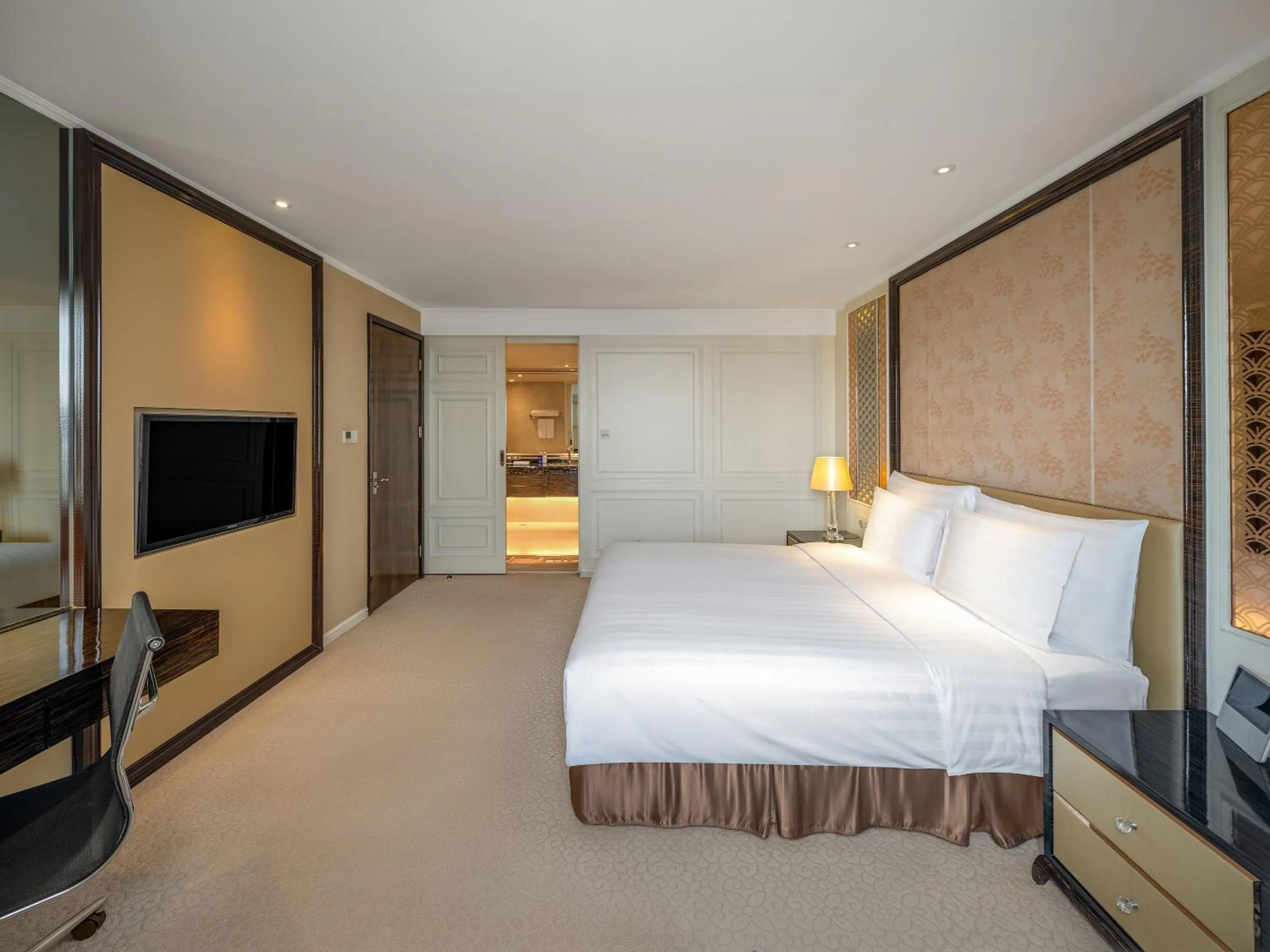 Communal lounge/ TV room, Bed in Dorsett Chengdu