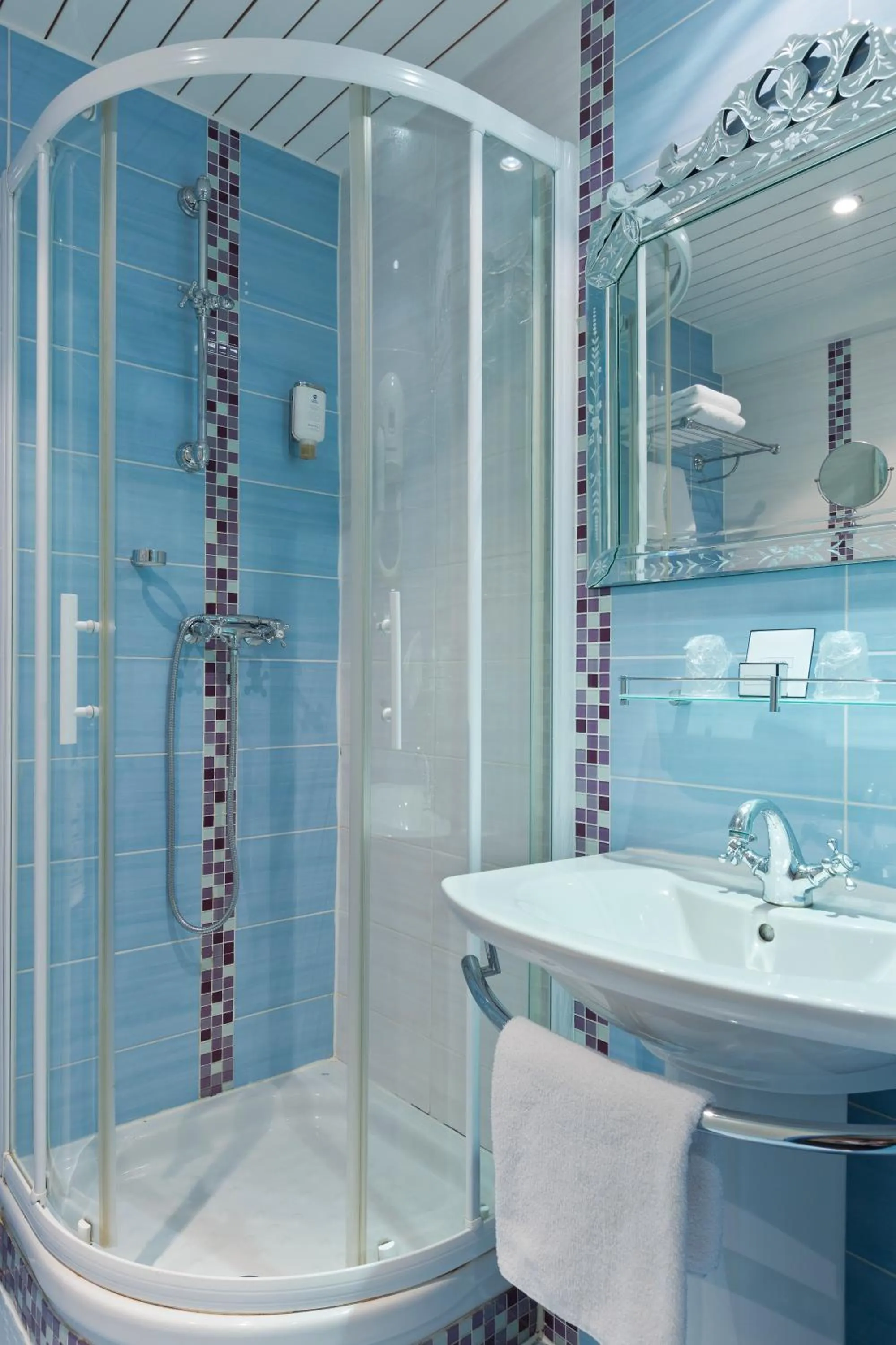 Bathroom in Hôtel Aurore Paris Gare de Lyon