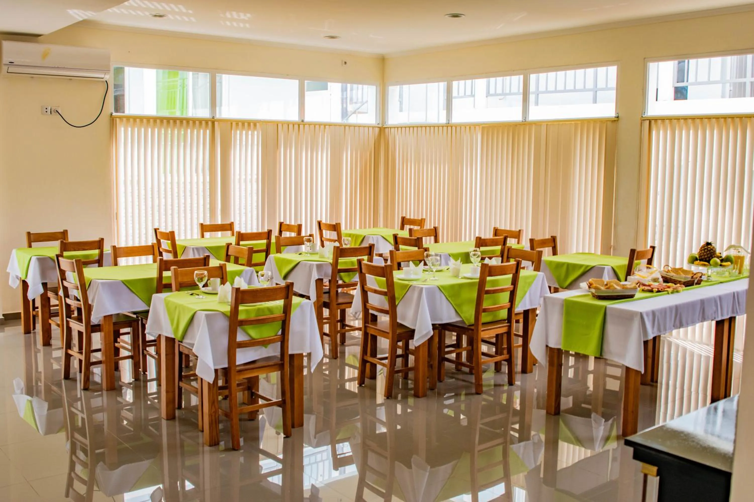 Restaurant/places to eat in Hotel Vitoria