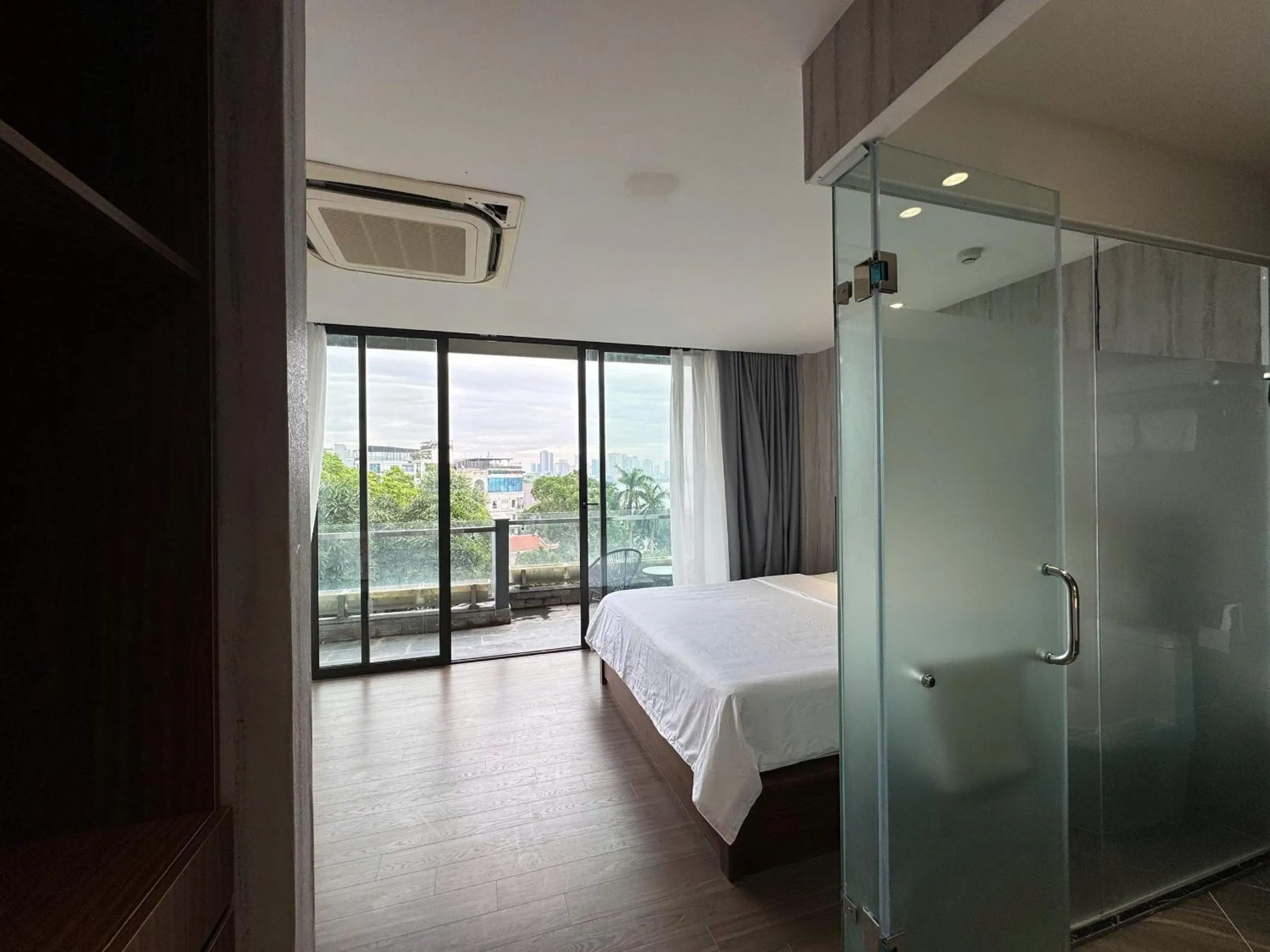 Shower, Bed in 22Land Moon West Lake