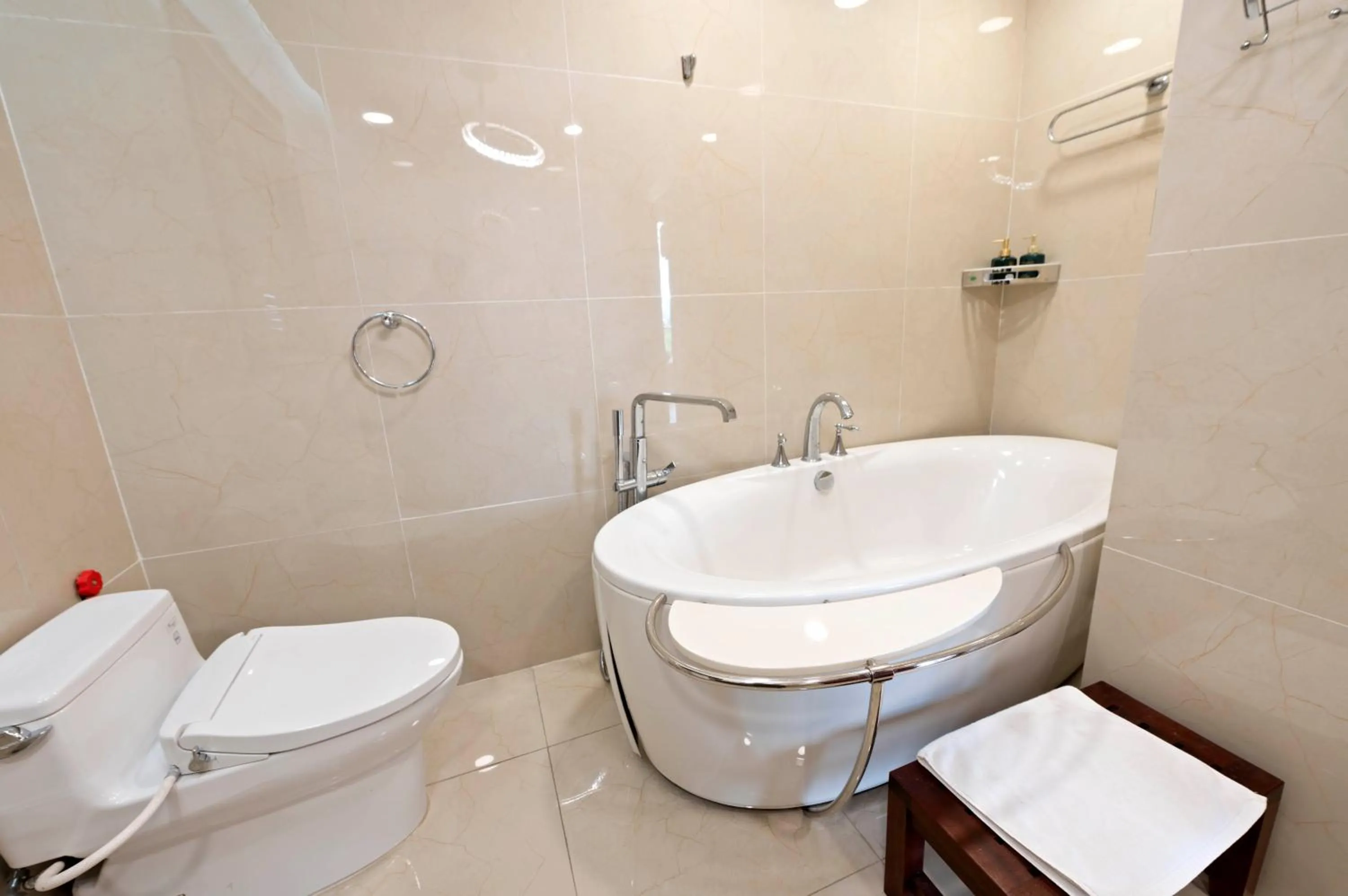 Shower in 22Land Moon West Lake