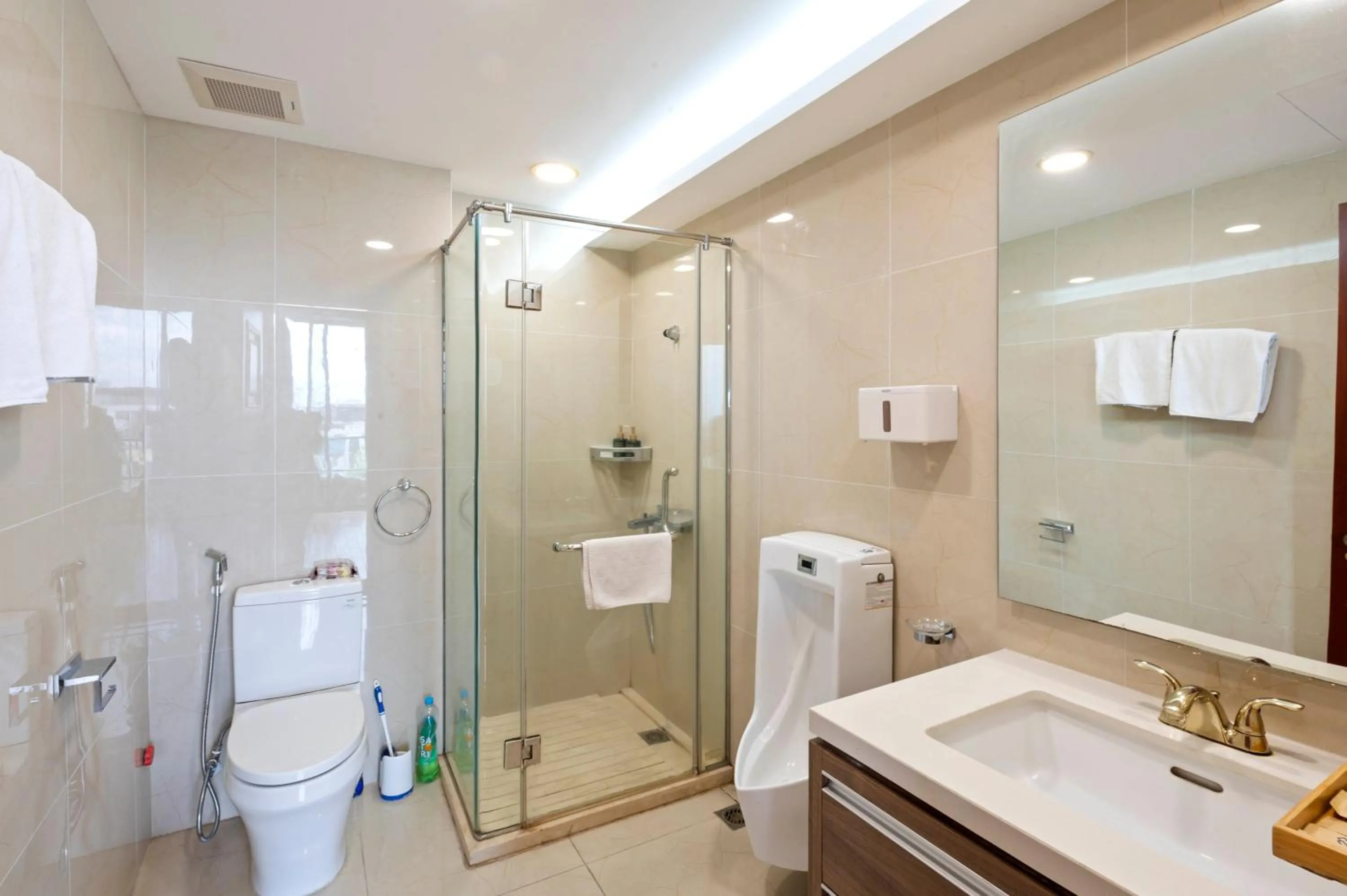 Shower in 22Land Moon West Lake