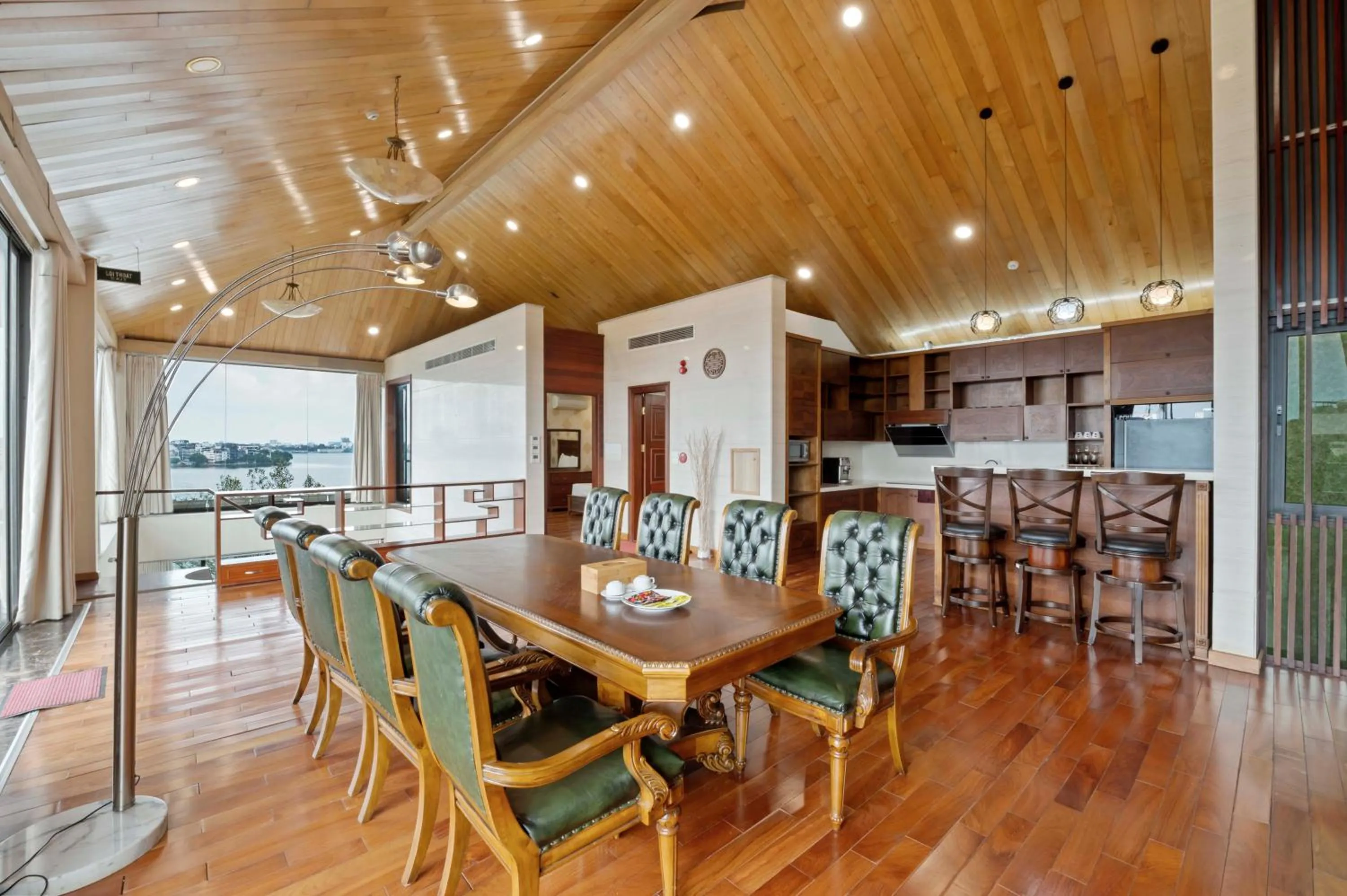 Restaurant/places to eat in 22Land Moon West Lake