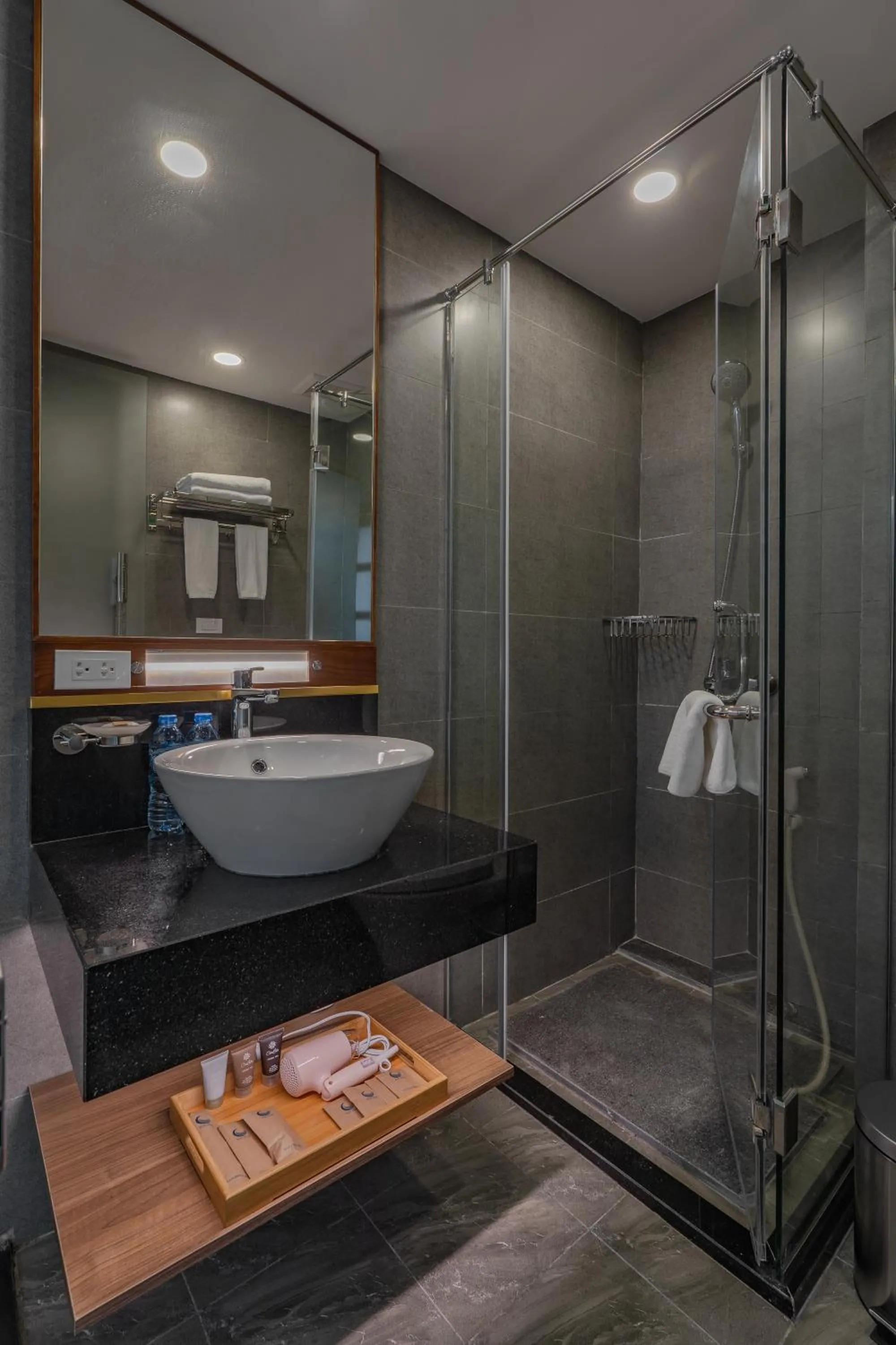 Shower in 22Land Moon West Lake