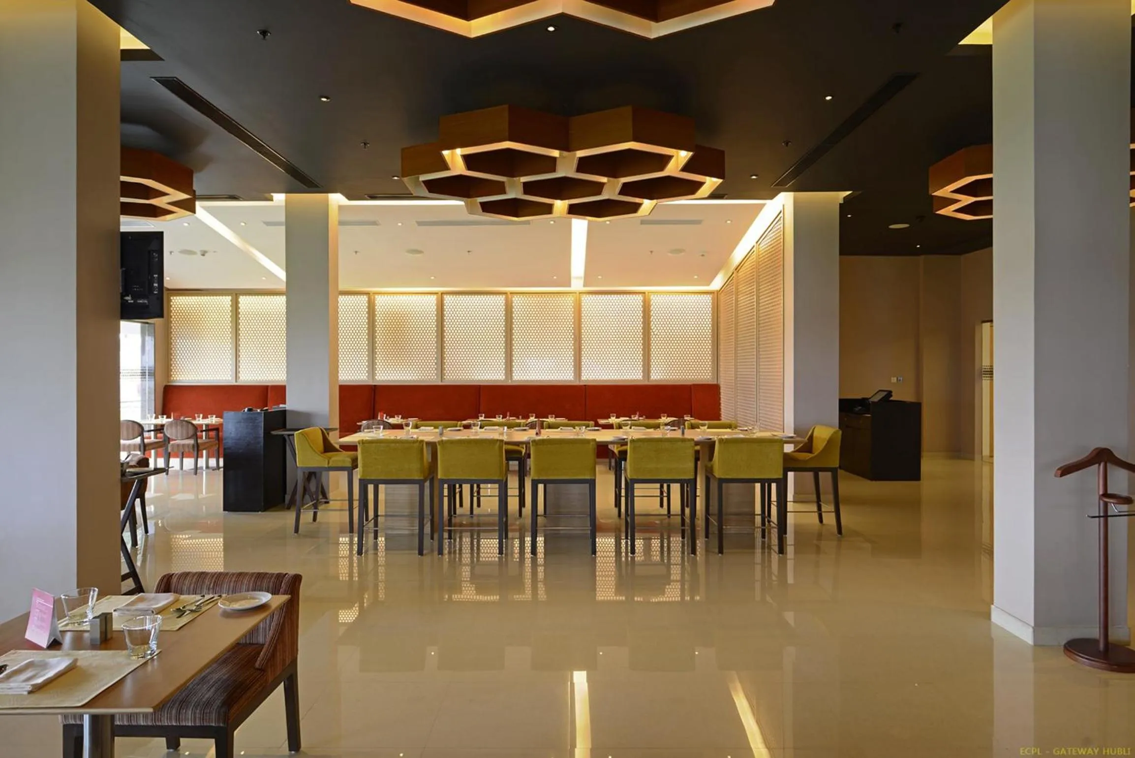 Restaurant/places to eat in Hotel Naveen Lakeside