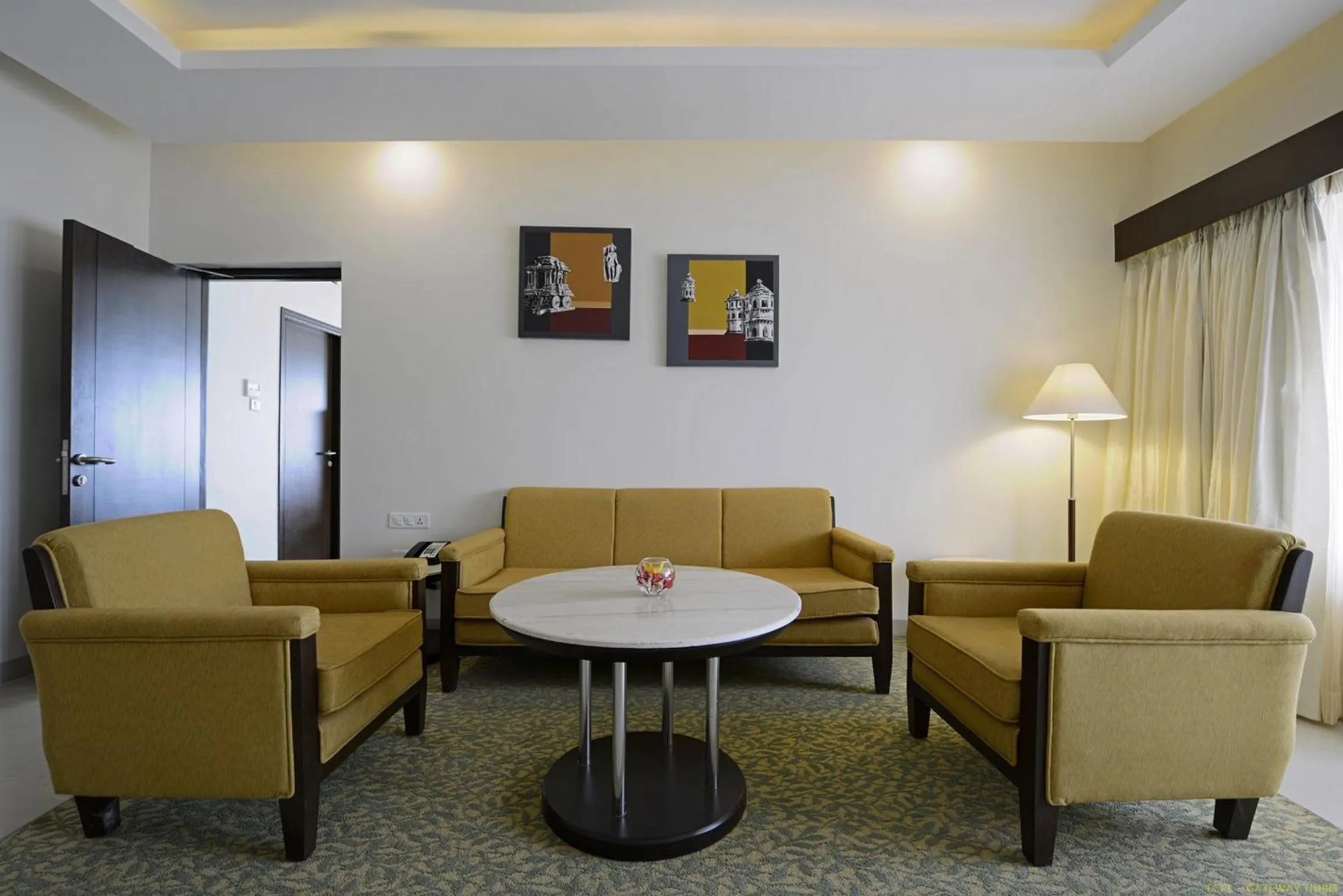 Living room in Hotel Naveen Lakeside