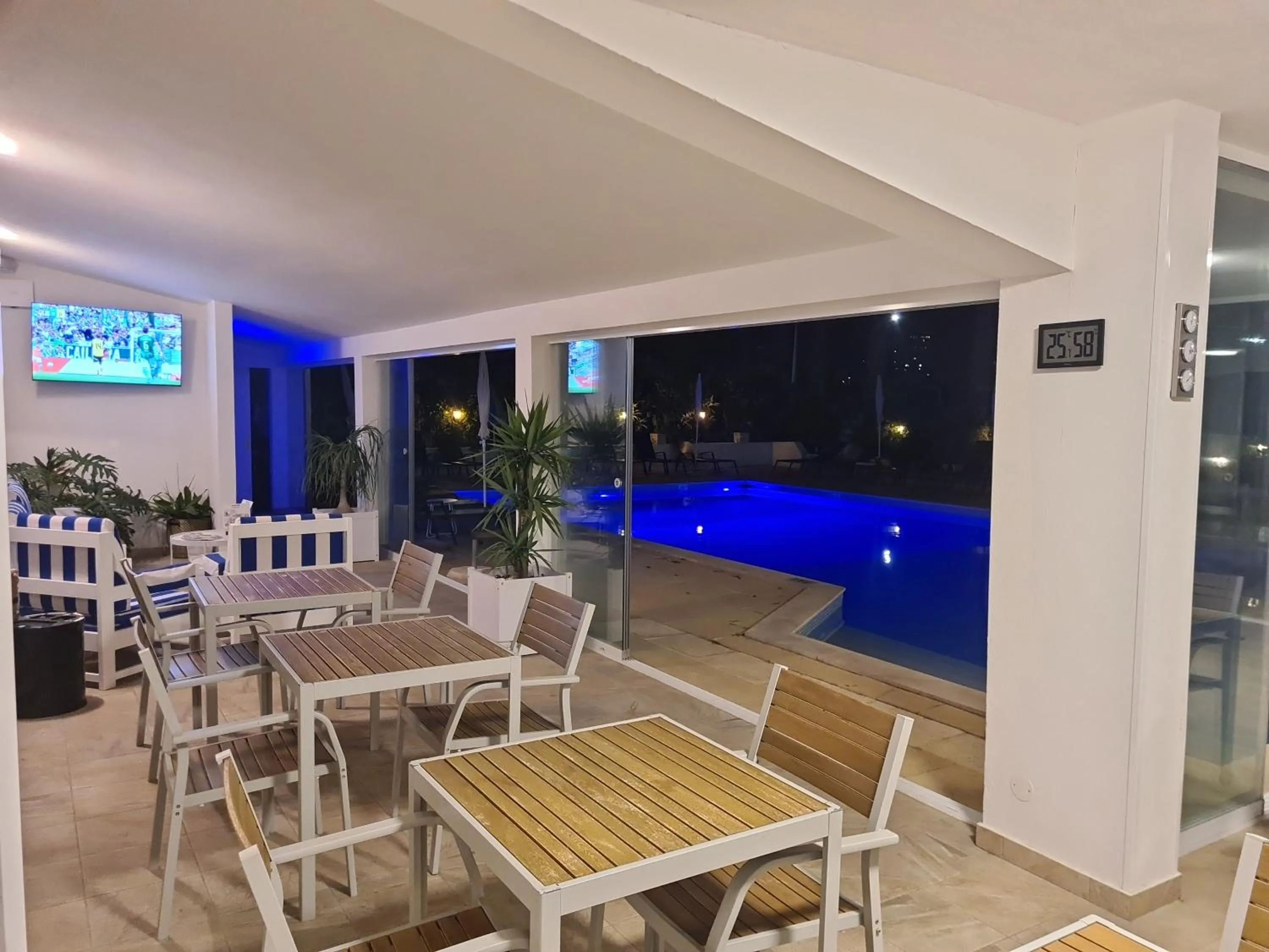 Pool view in Hotel Alcaide