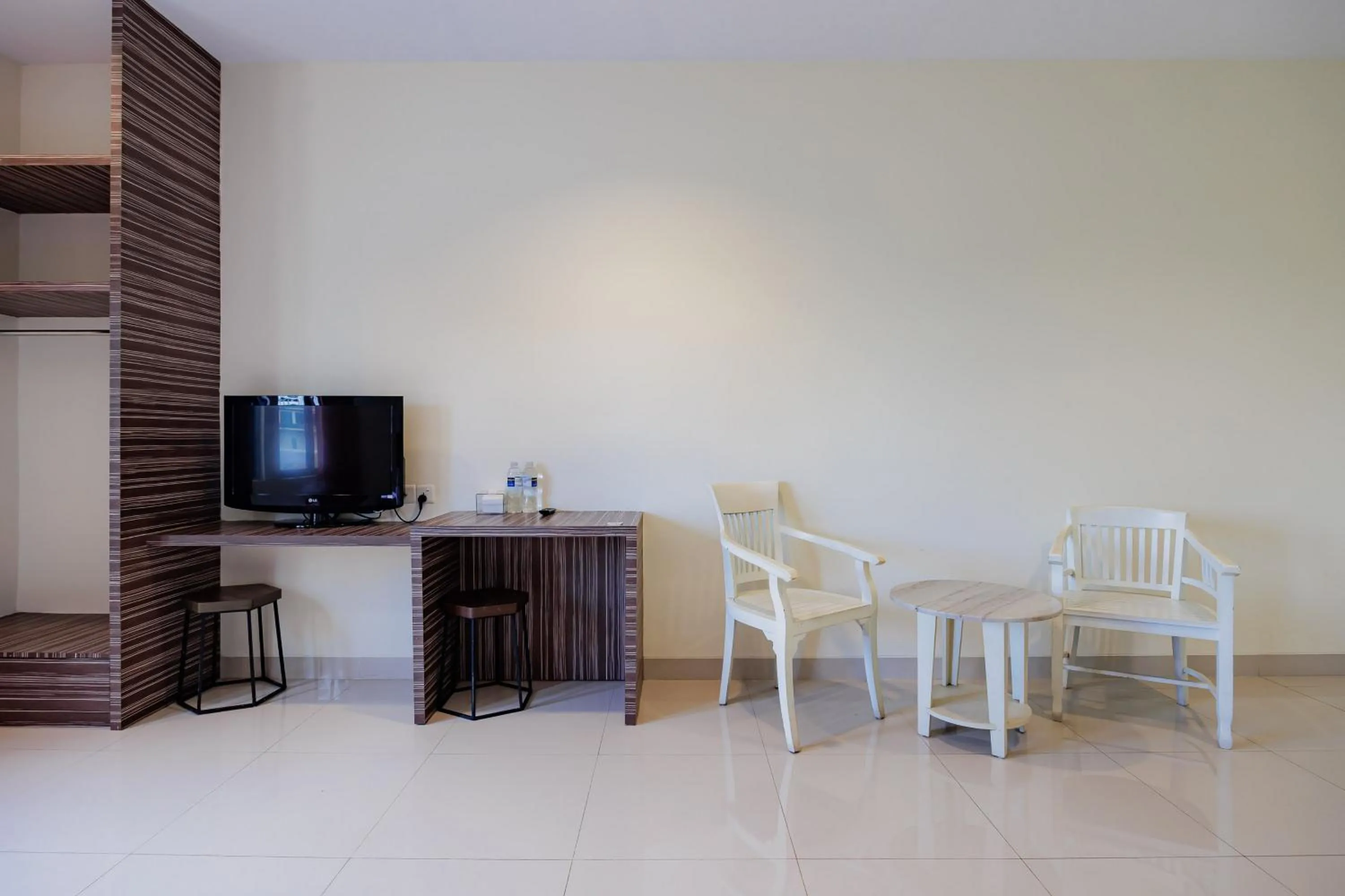 Seating area in RedDoorz Plus near Ferry Terminal Batam Center