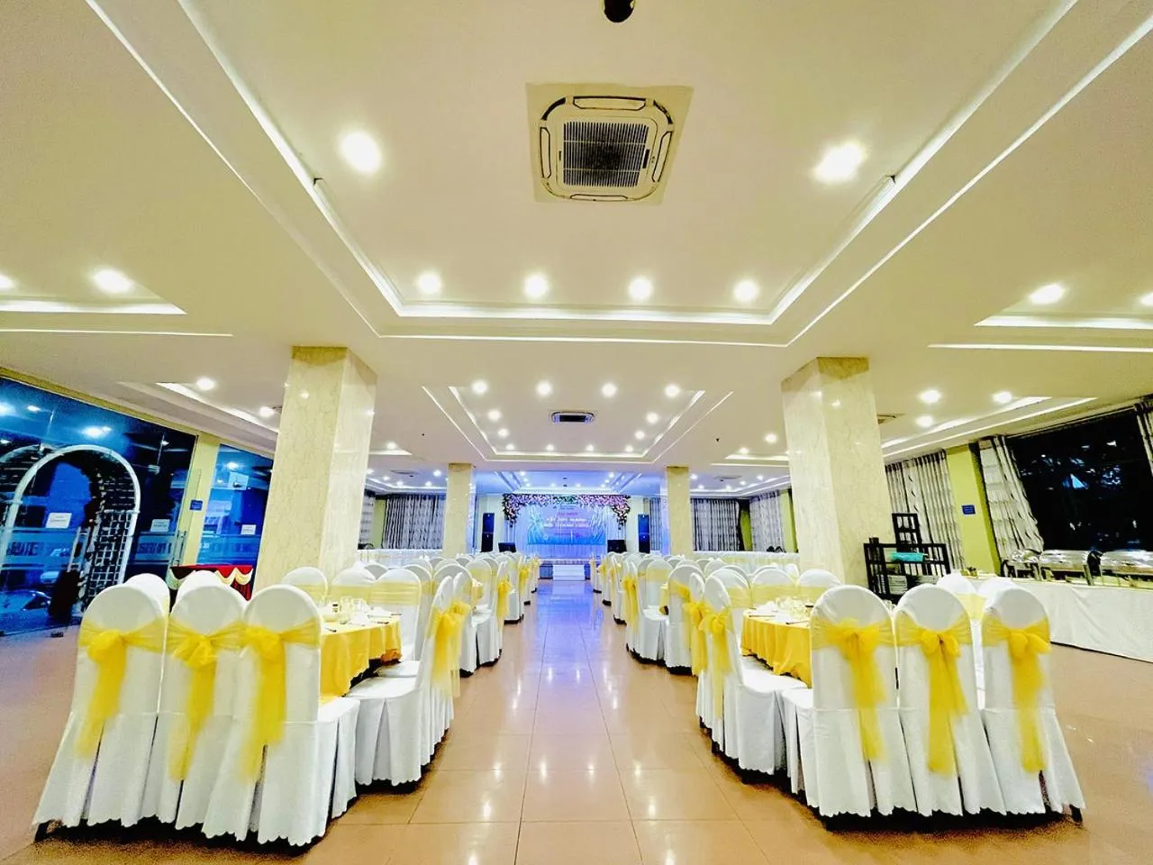 Restaurant/places to eat in My Khe 2 Da Nang Seafront Hotel