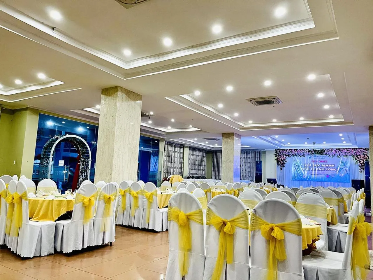 Restaurant/places to eat in My Khe 2 Da Nang Seafront Hotel