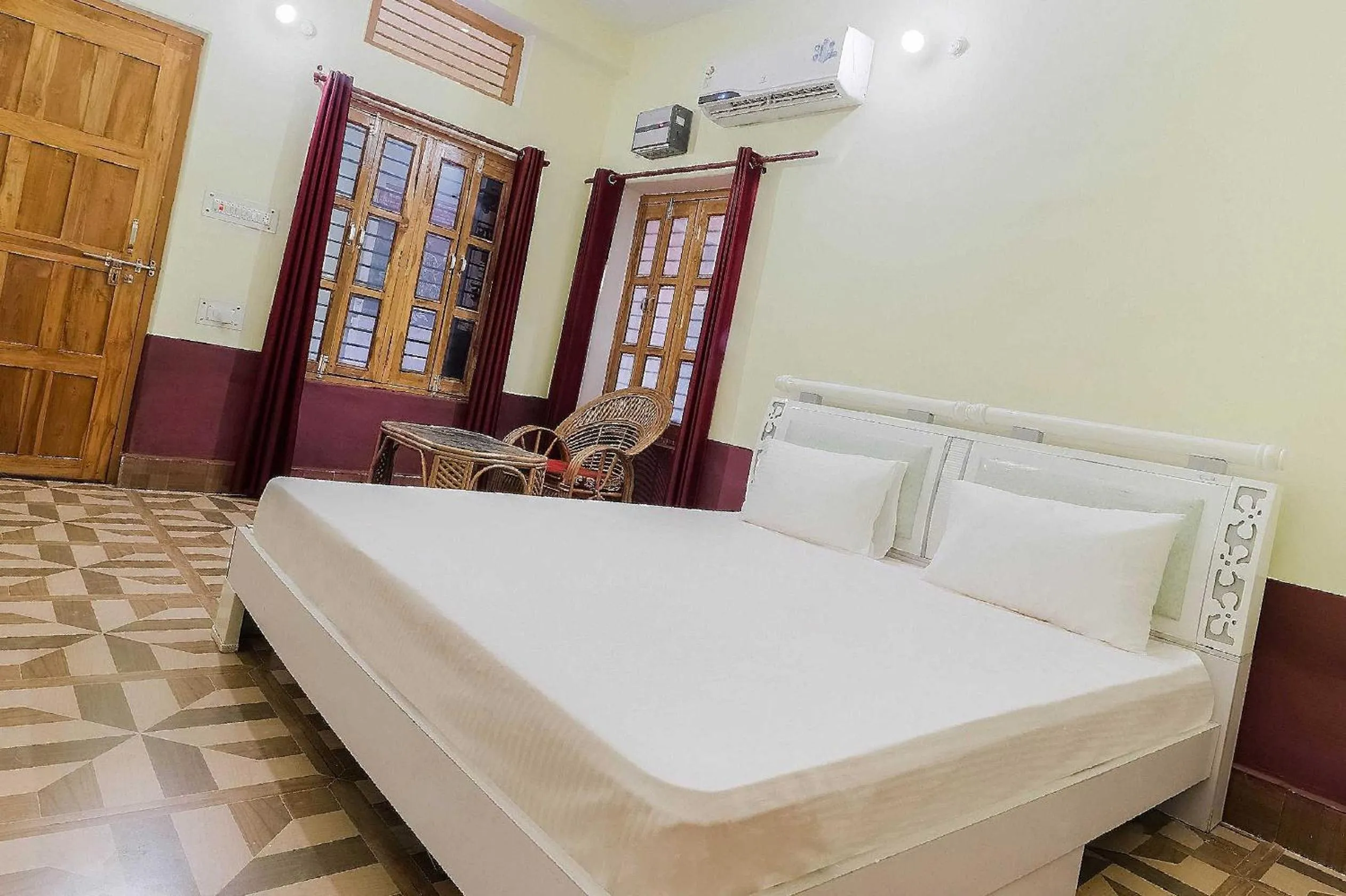 Bedroom, Bed in Hotel O Jyotish House