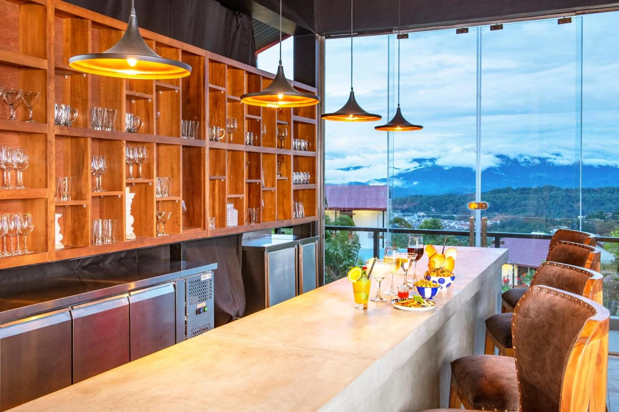 Lounge or bar in Fox Kandy by Fox Resorts - Luxury in the Mist