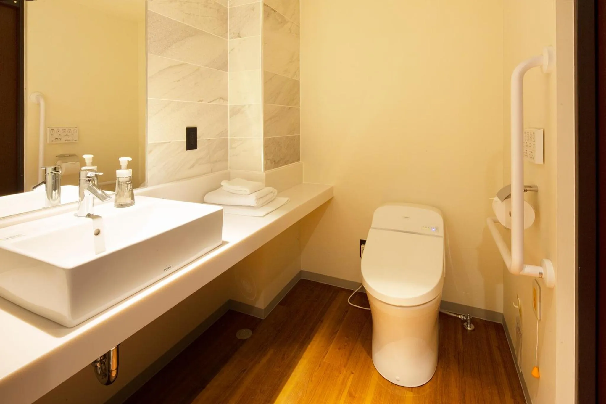 Toilet in Place Hotel Ascot