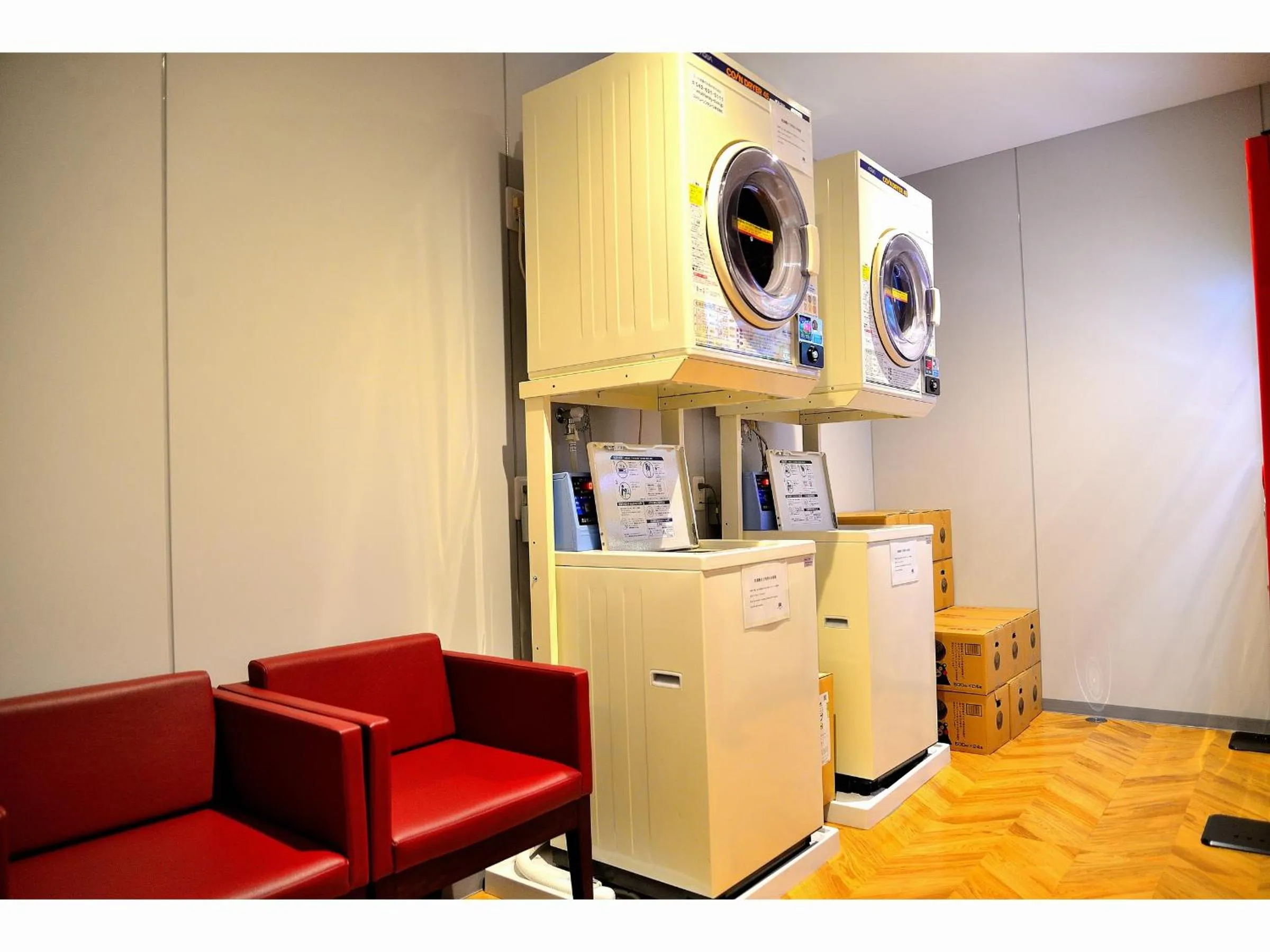 Communal lounge/ TV room in Place Hotel Ascot