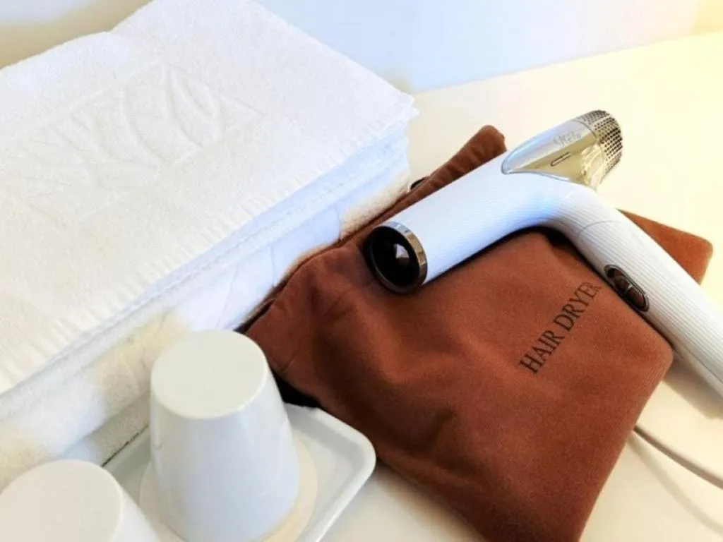 Bathroom, Bed in Place Hotel Ascot