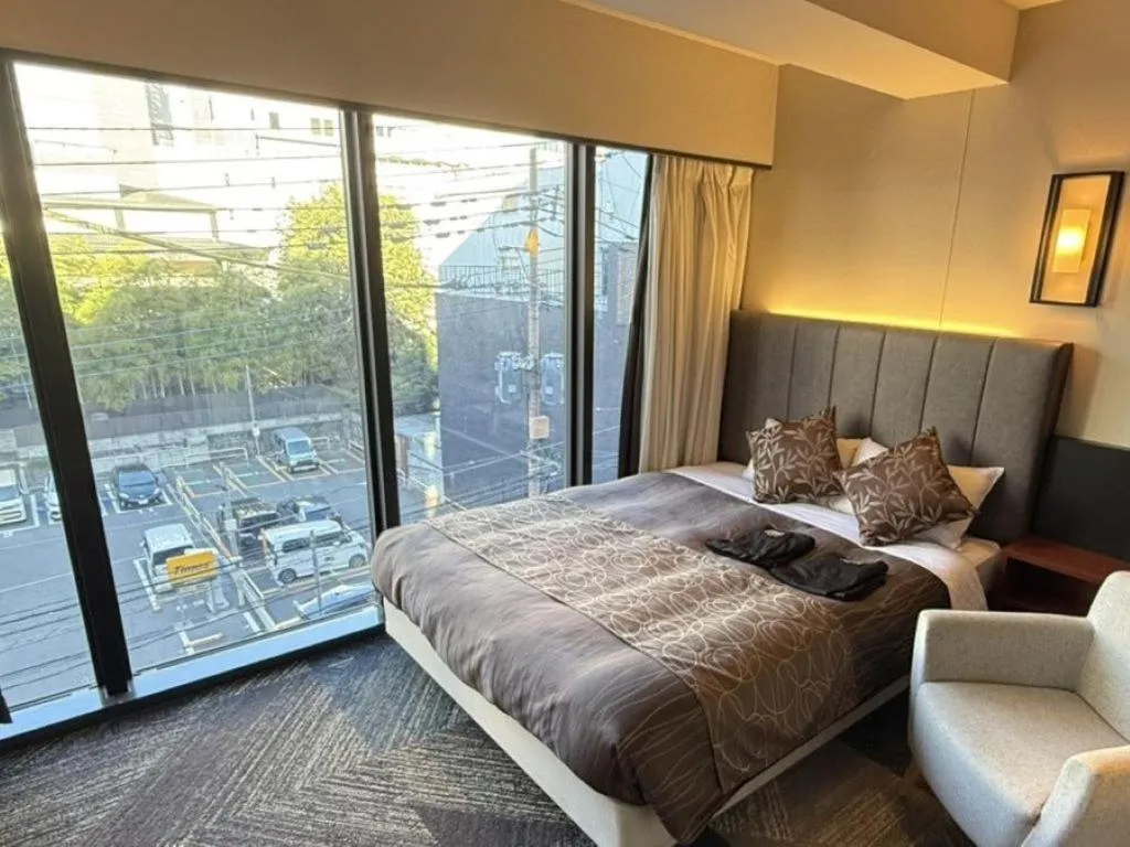 Photo of the whole room, Bed in Place Hotel Ascot