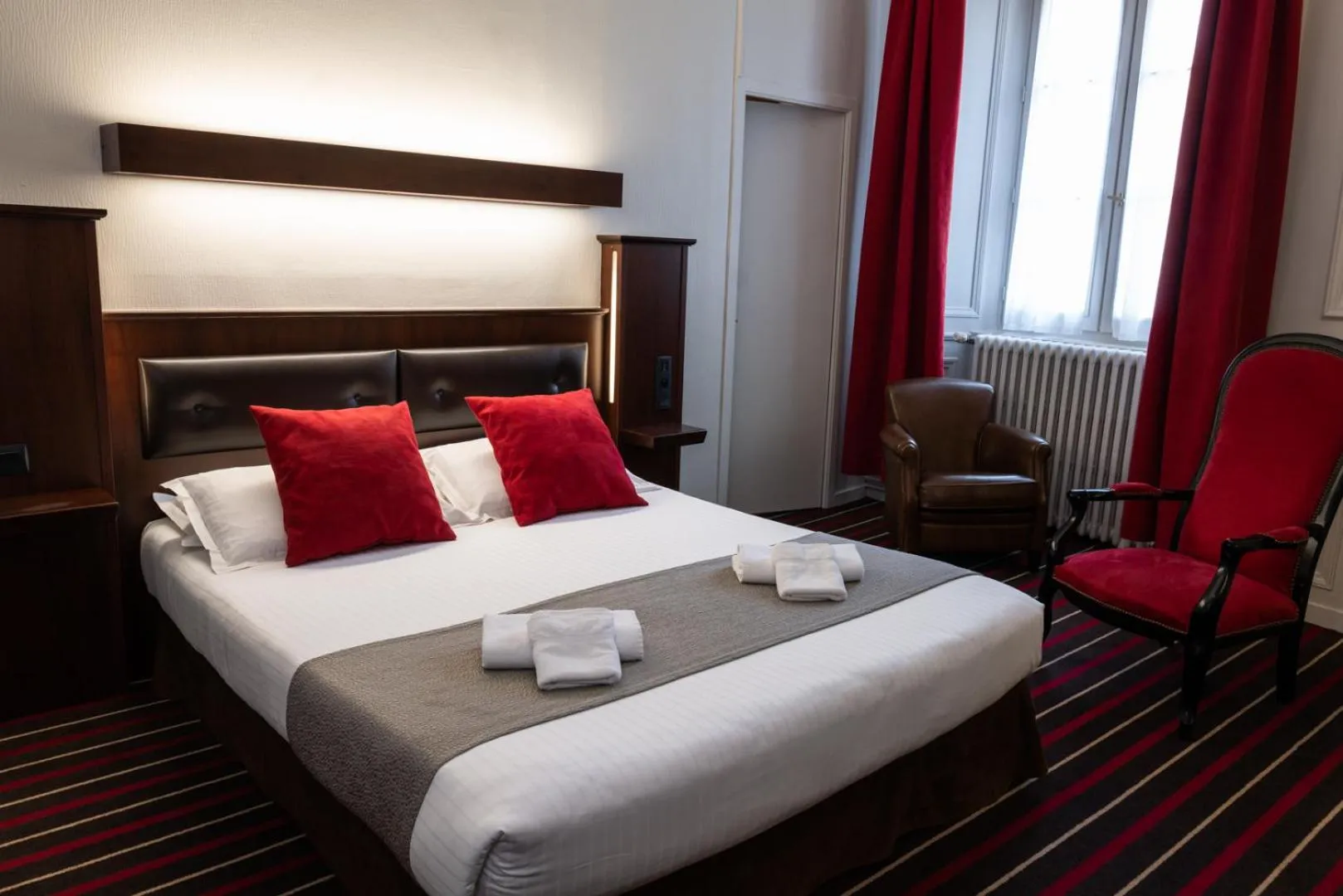 Seating area, Bed in Hotel De L'univers