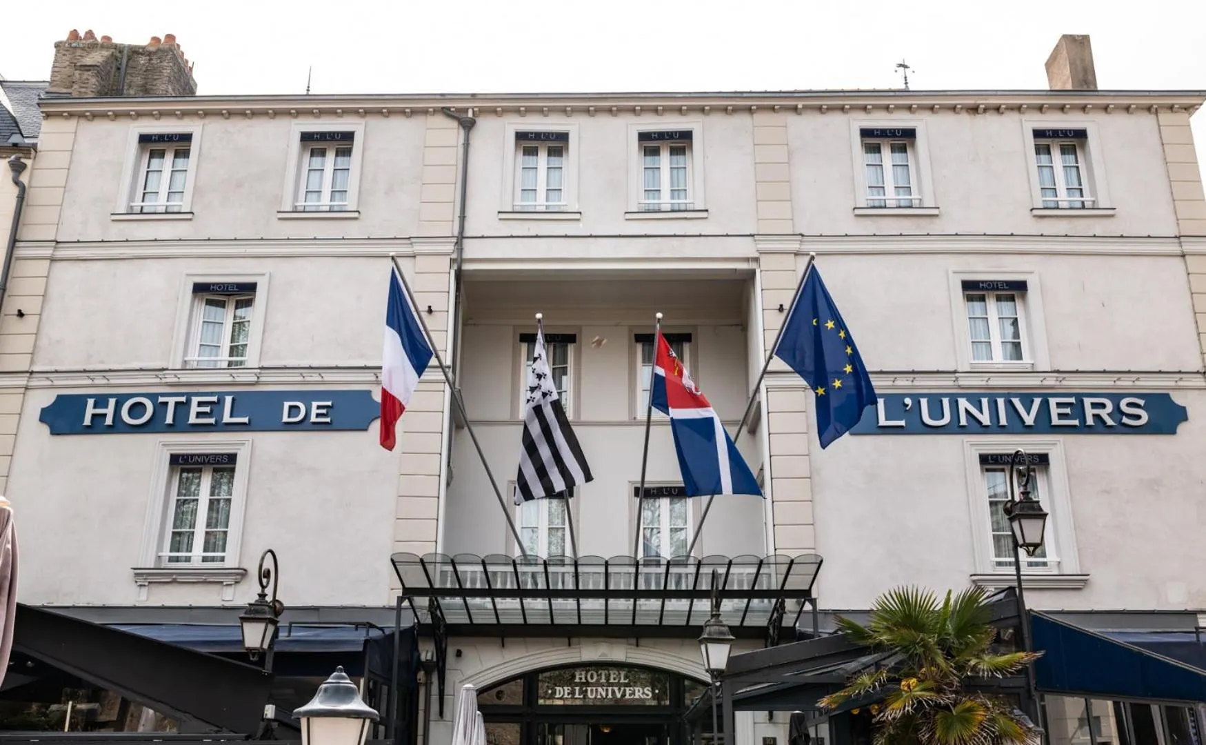 Property building in Hotel De L'univers