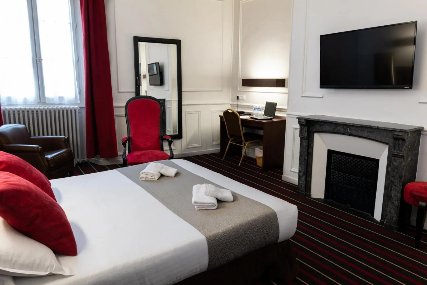 Seating area, Bed in Hotel De L'univers