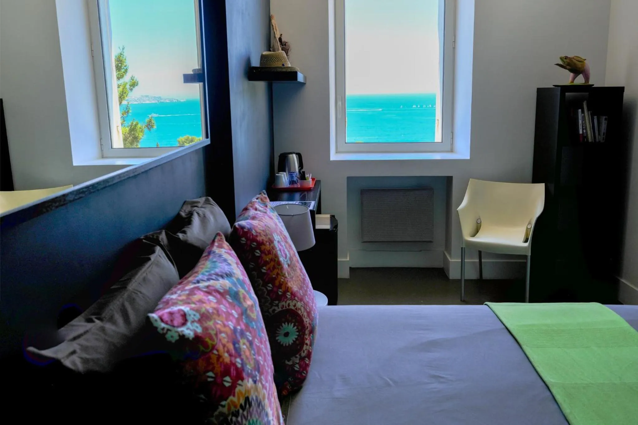 Natural landscape, Bed in La LUNA of MARSEILLE - VILLA D'ARCHITECTE B&B