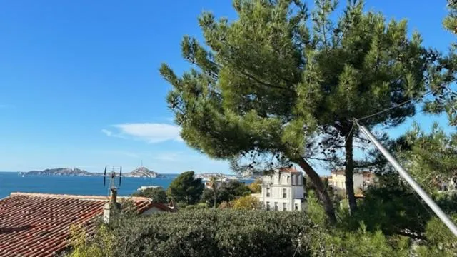 Natural landscape in La LUNA of MARSEILLE - VILLA D'ARCHITECTE B&B