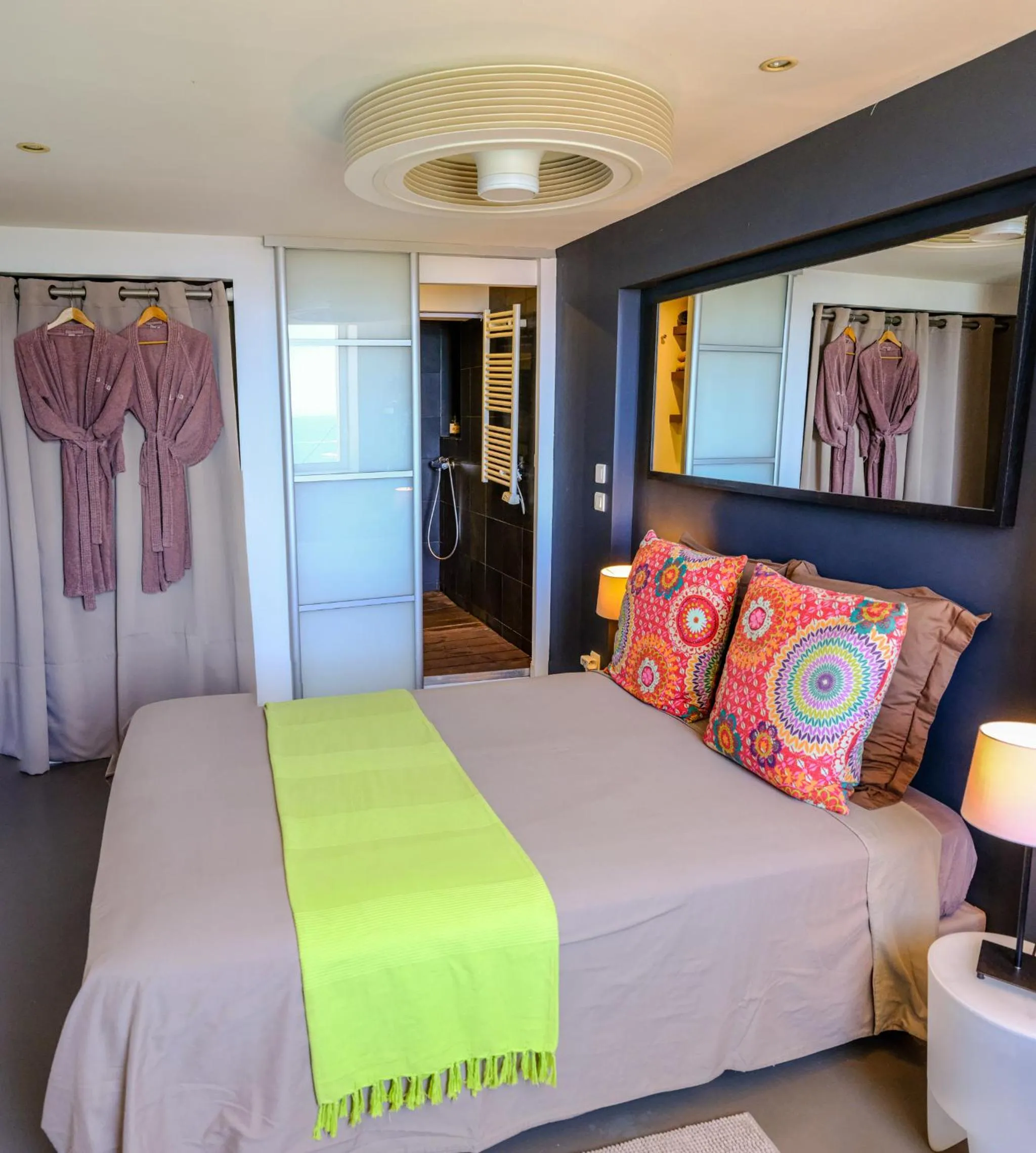 Bed in La LUNA of MARSEILLE - VILLA D'ARCHITECTE B&B