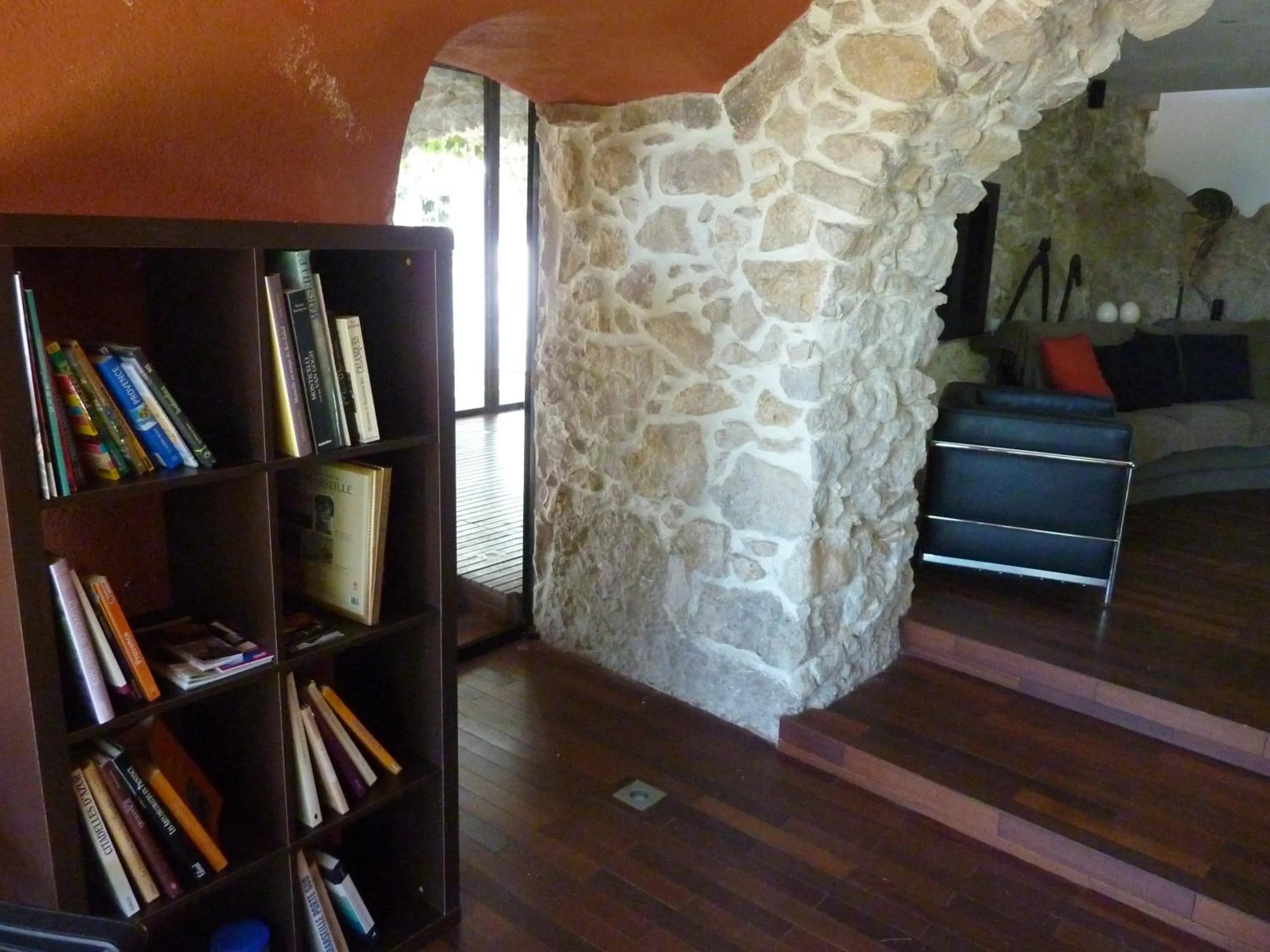 Communal lounge/ TV room in La LUNA of MARSEILLE - VILLA D'ARCHITECTE B&B