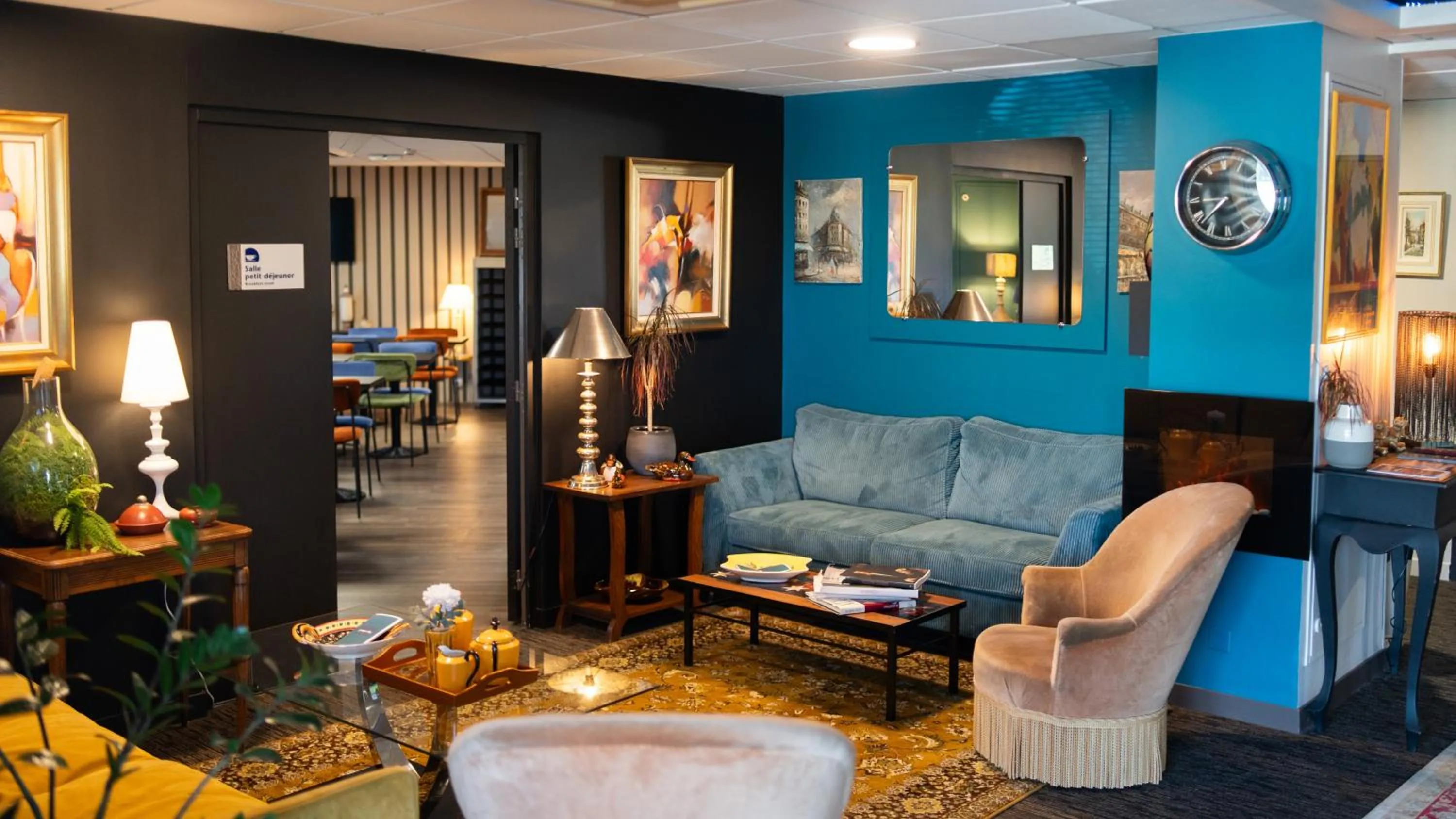 Communal lounge/ TV room in Hôtel Kyriad Brive Ouest