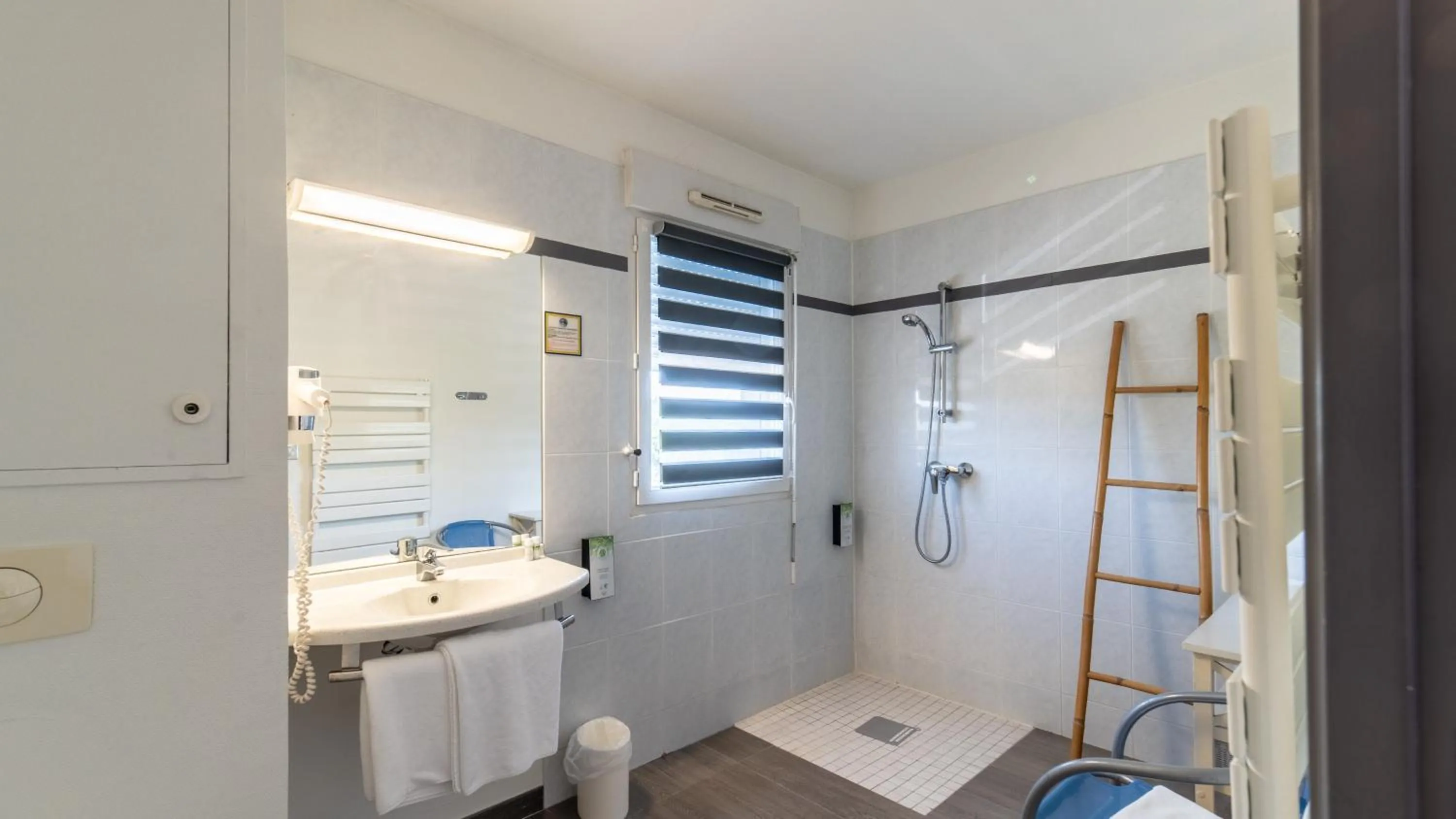 Bathroom in Hôtel Kyriad Brive Ouest